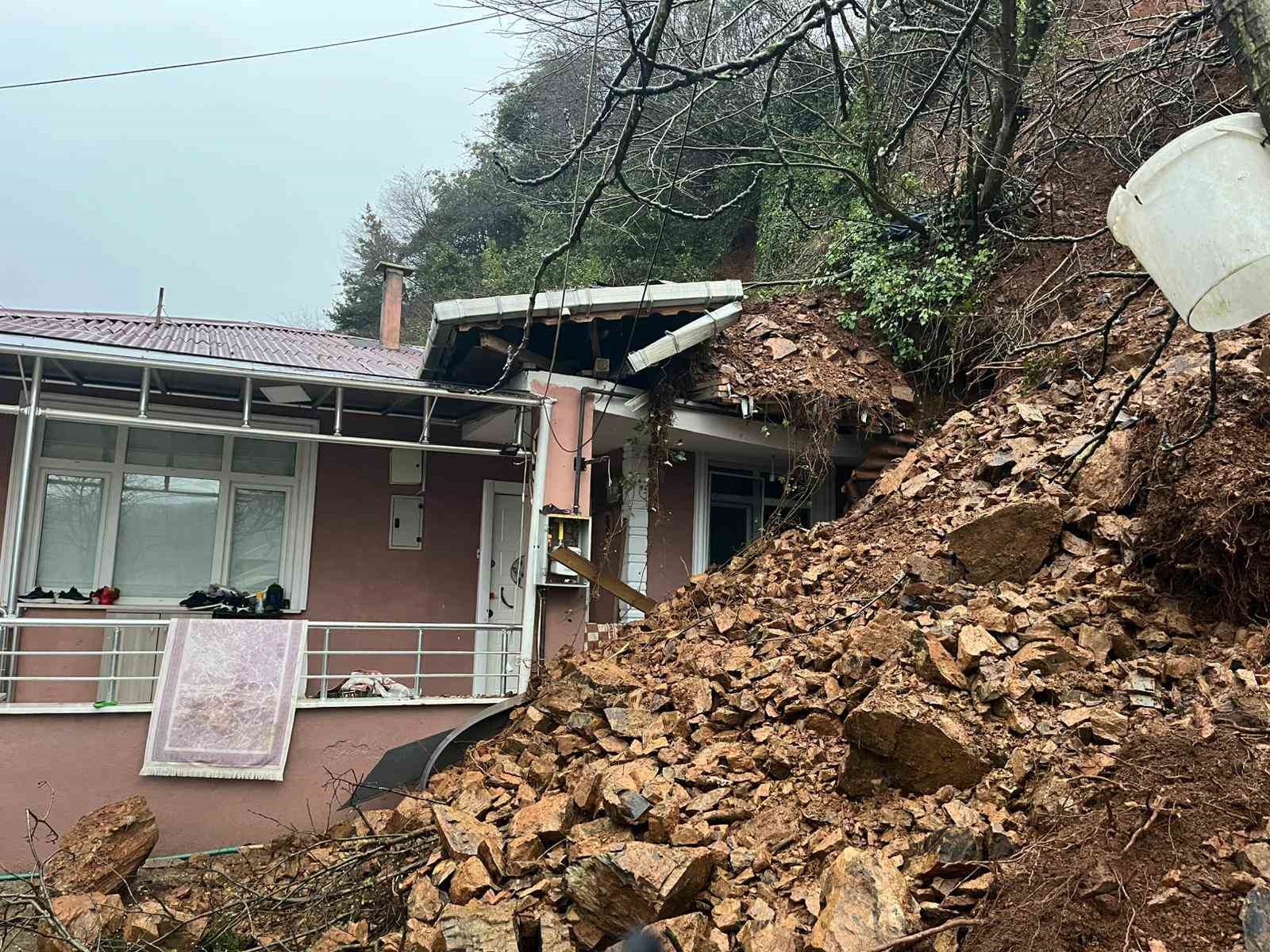 Beykoz’da toprak kayması: Tek katlı ev ve otomobil hasar gördü
