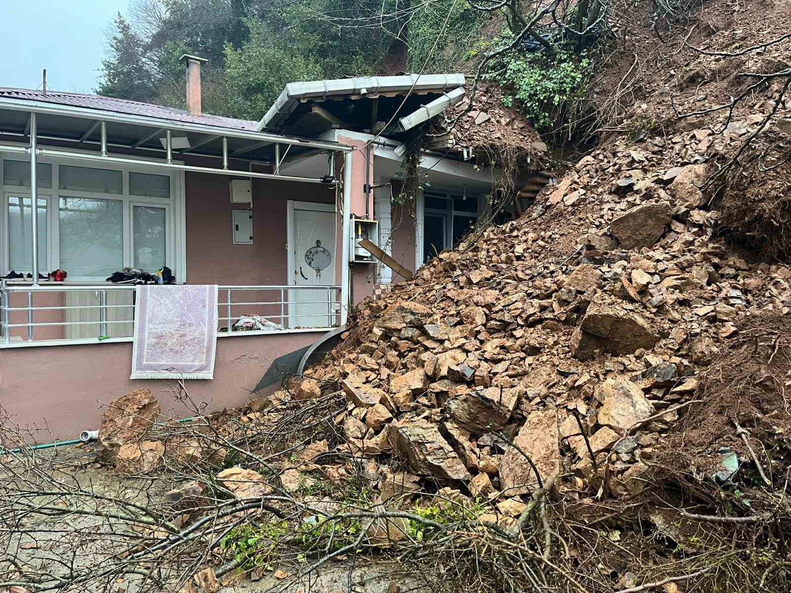 Beykoz’da toprak kayması: Tek katlı ev ve otomobil hasar gördü
