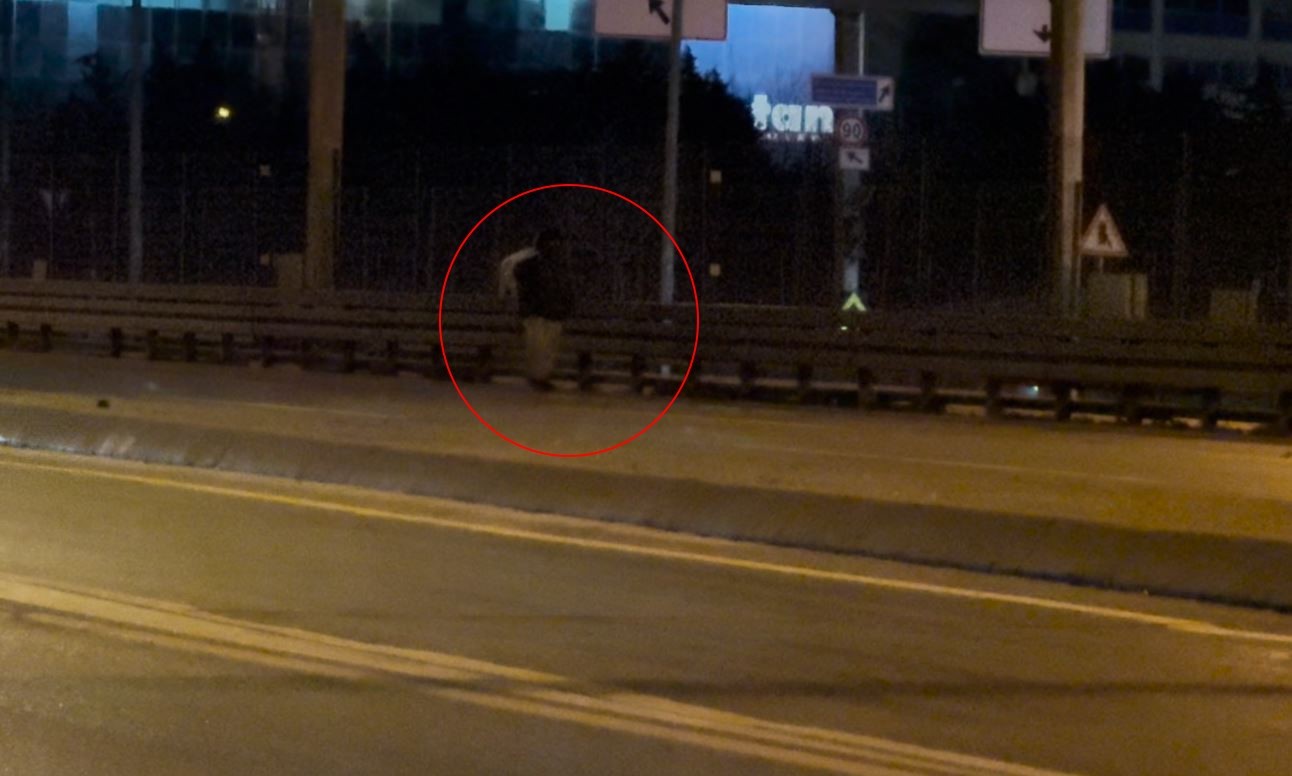 Beylikdüzü E-5’te tehlikeli yürüyüş
