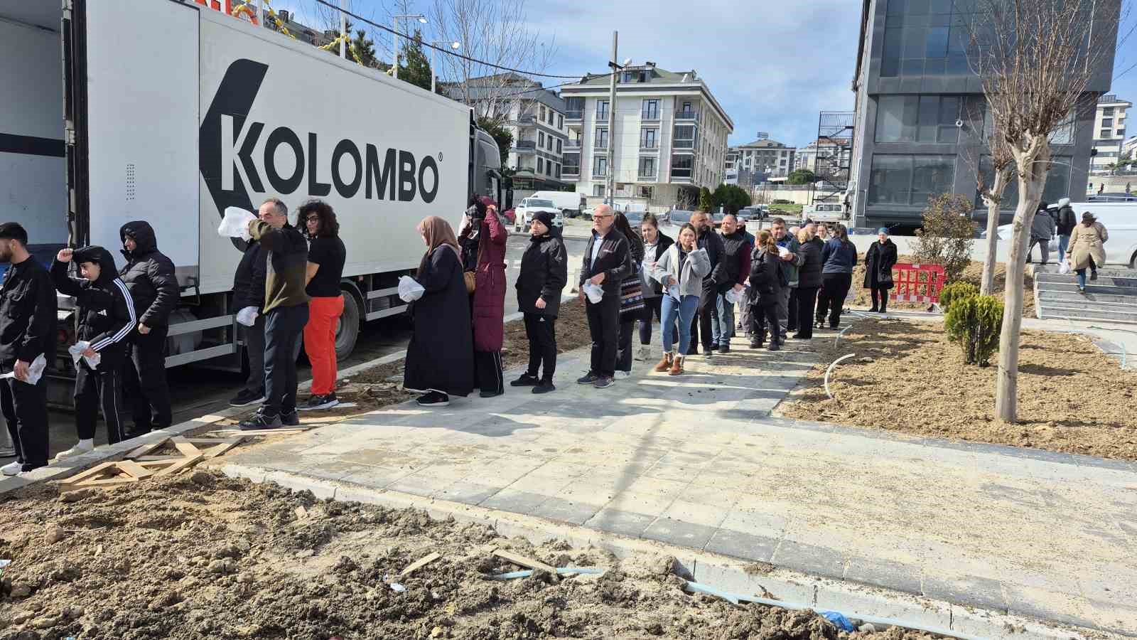 Beylikdüzü’nde Balıkçı Kenan 3 tır hamsiyi ücretsiz dağıttı
Beylikdüzü’nde Balıkçı Kenan 3 tır hamsiyi ücretsiz dağıttı