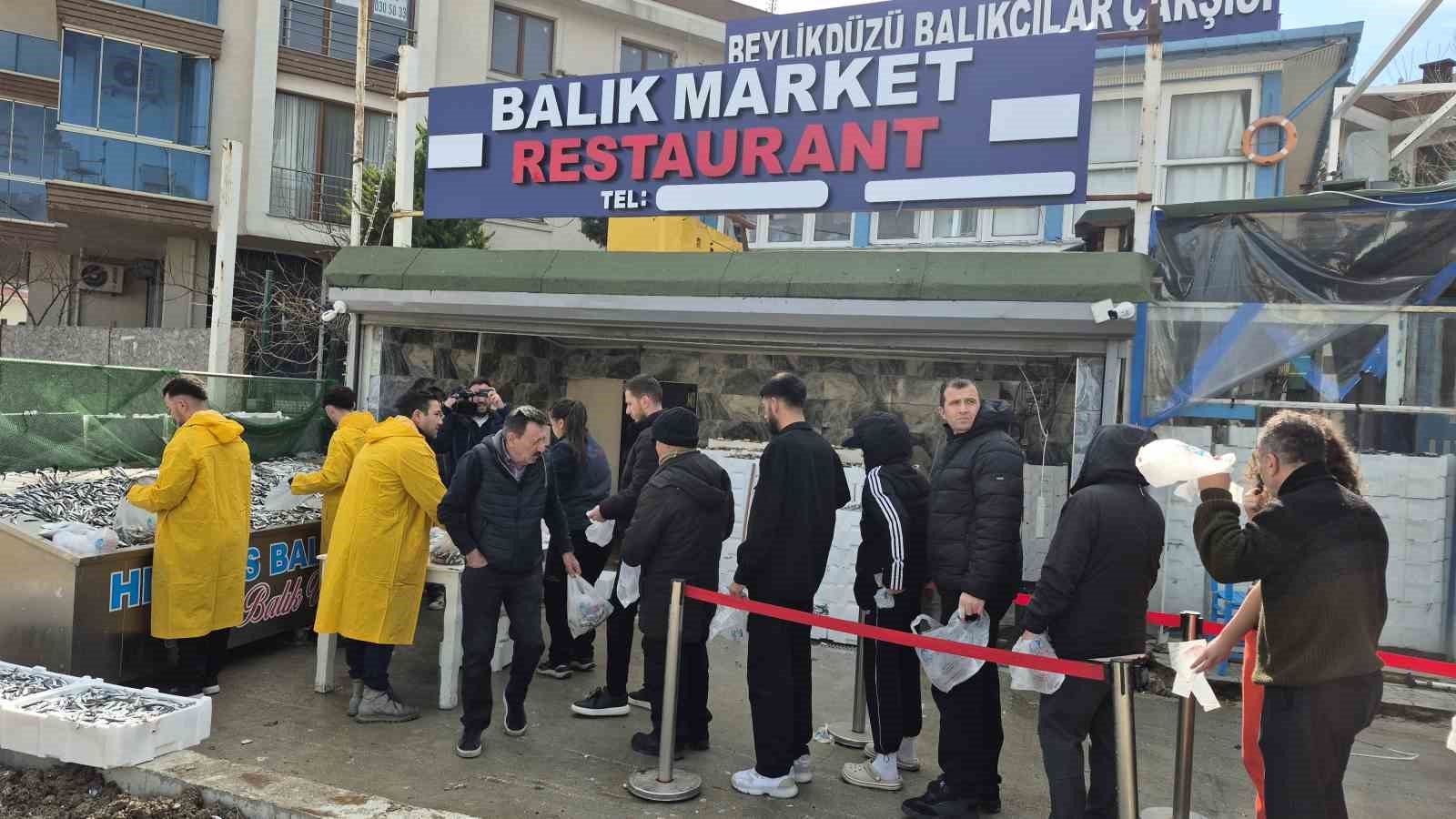 Beylikdüzü’nde Balıkçı Kenan 3 tır hamsiyi ücretsiz dağıttı
Beylikdüzü’nde Balıkçı Kenan 3 tır hamsiyi ücretsiz dağıttı