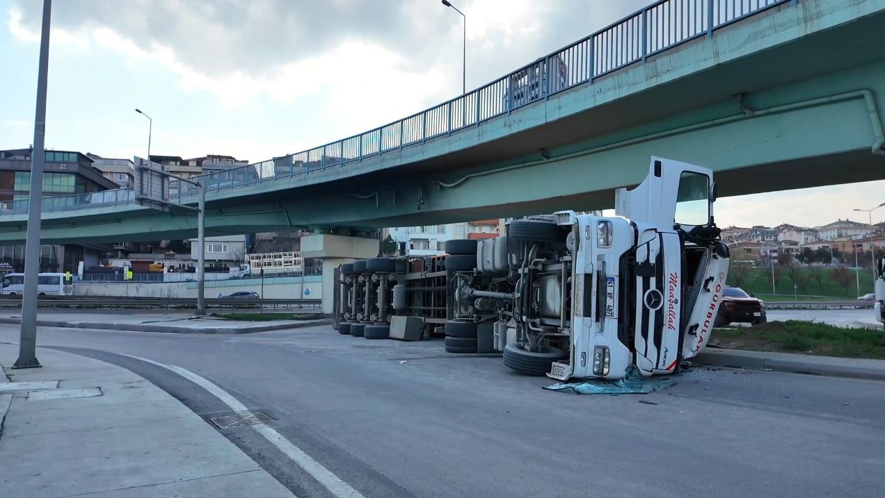Beylikdüzü’nde virajı alamayan TIR devrildi

