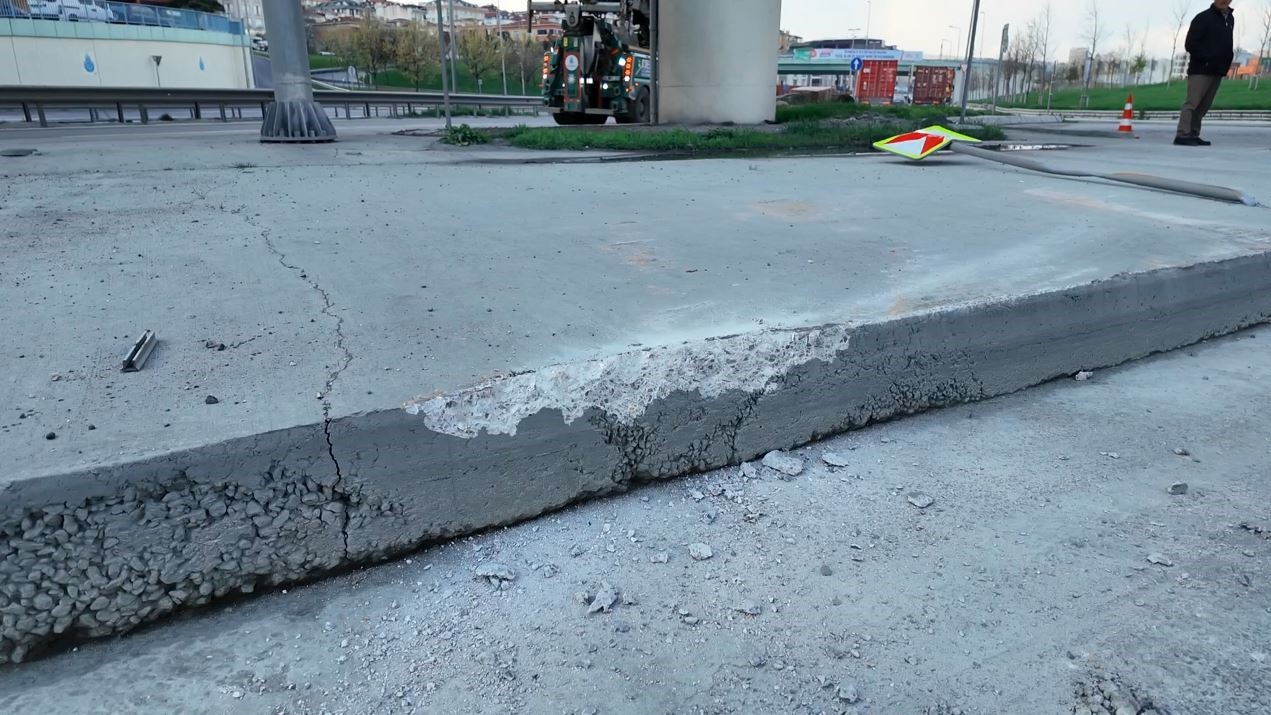 Beylikdüzü’nde virajı alamayan TIR devrildi
