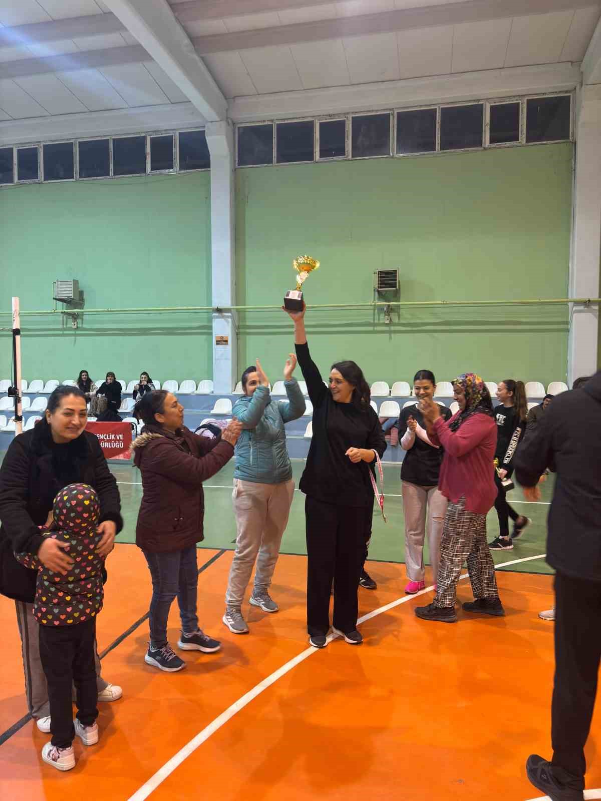 Beylikova’da Anne-Kız Voleybol Turnuvası büyük ilgi gördü
