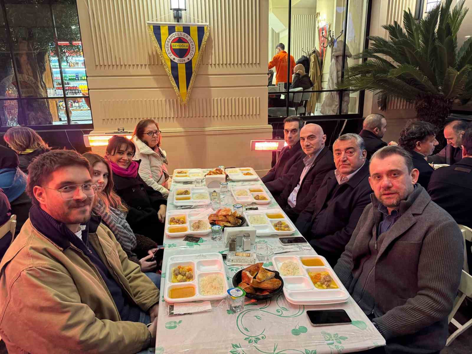 Beyoğlu Fenerbahçeliler Derneği, sokak iftarlarına devam ediyor
