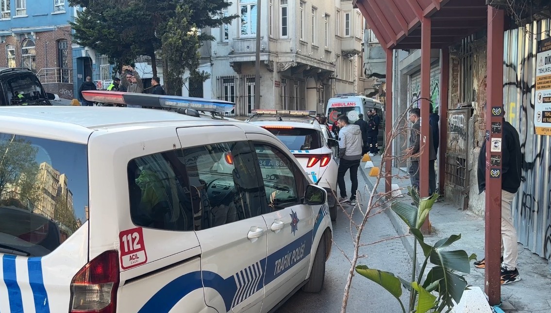 Beyoğlu’nda bir kişi apartman dairesinde ölü bulundu

