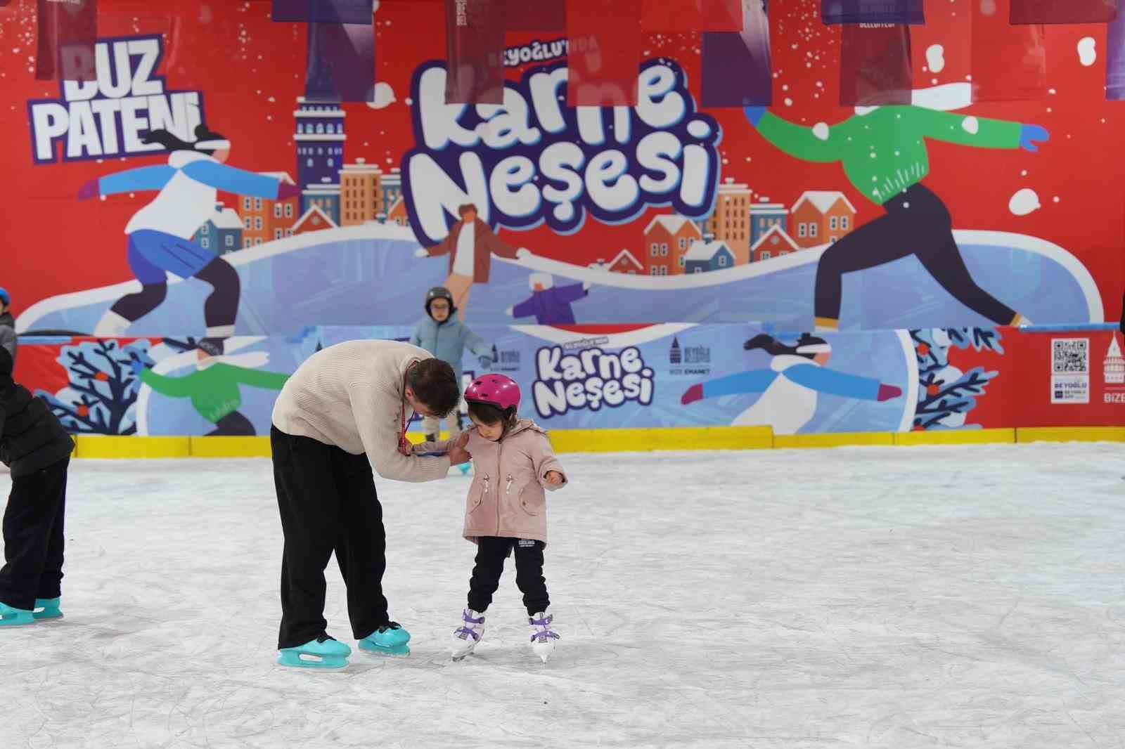 Beyoğlu’nda çocuklara karne hediyesi ücretsiz buz pisti
