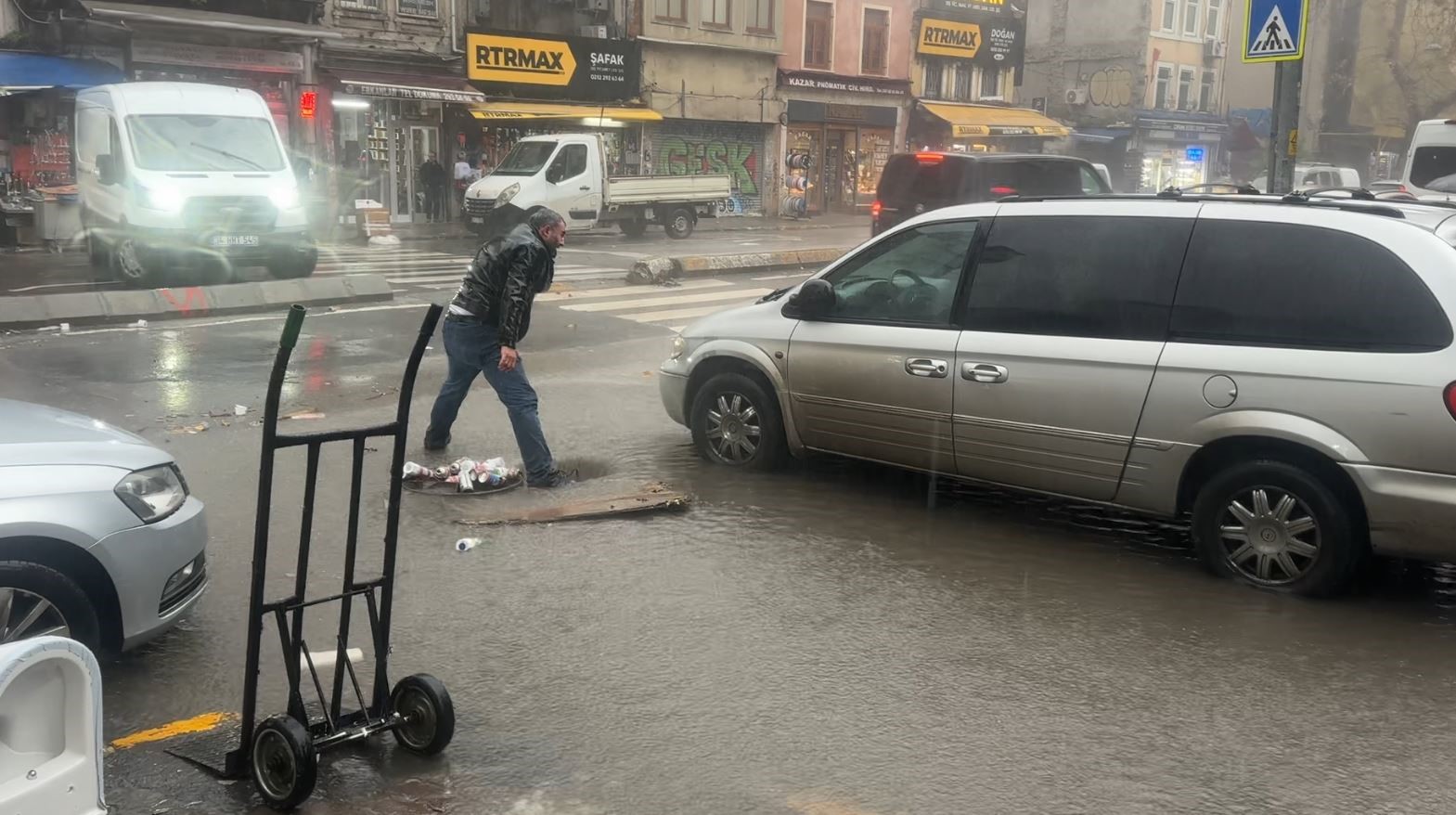 Beyoğlu’nda esnaftan su baskınlarına karşı kum torbalı önlem

