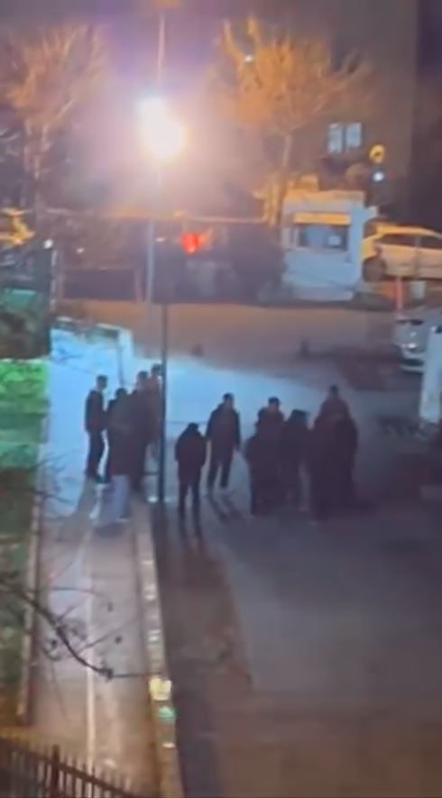 Beyoğlu’nda iki grup tekme tokat birbirine girdi
