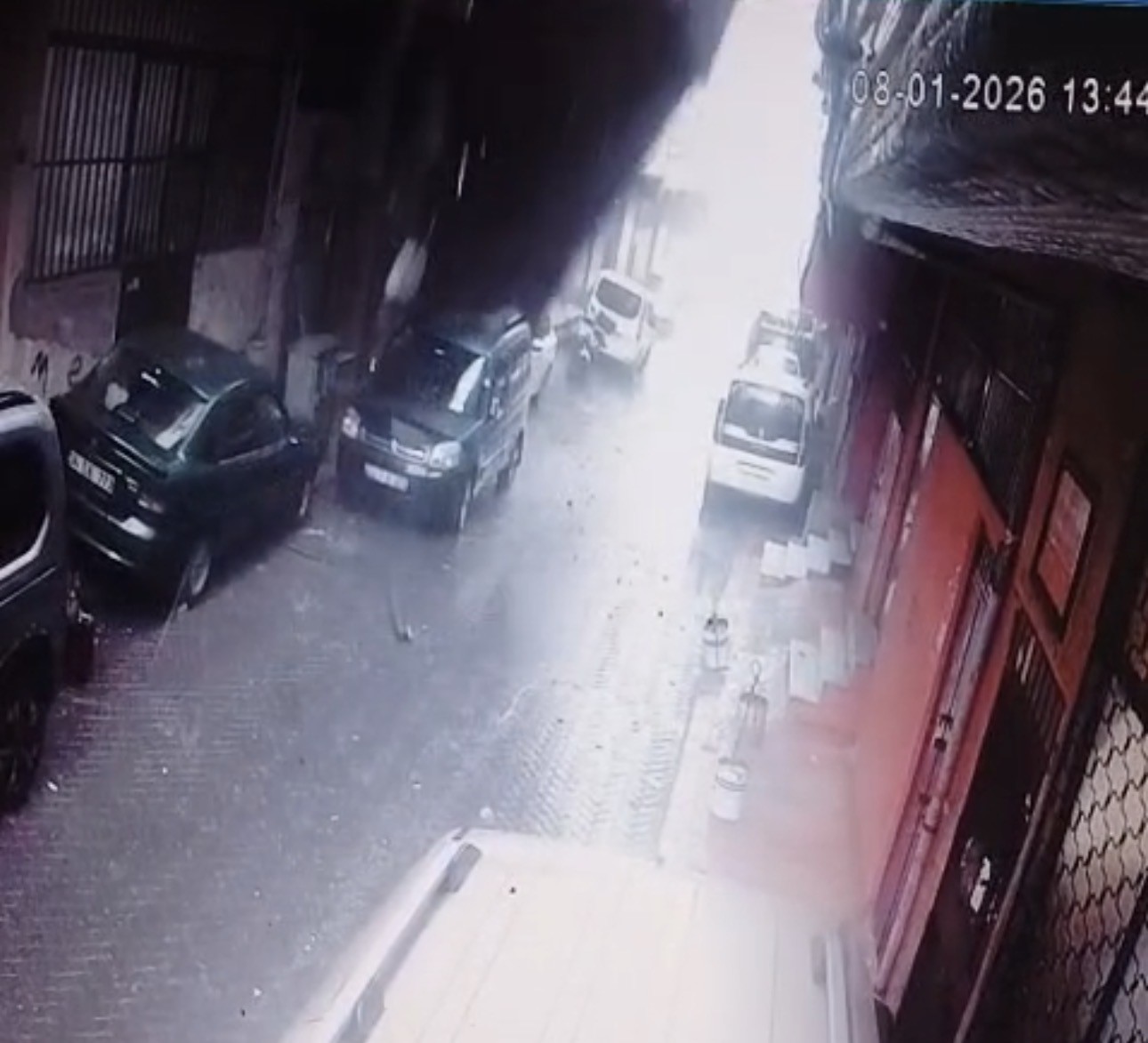 Beyoğlu’nda lodos dehşeti: Uçan çatının altında kalmaktan saniyelerle kurtuldular, o anlar kamerada
