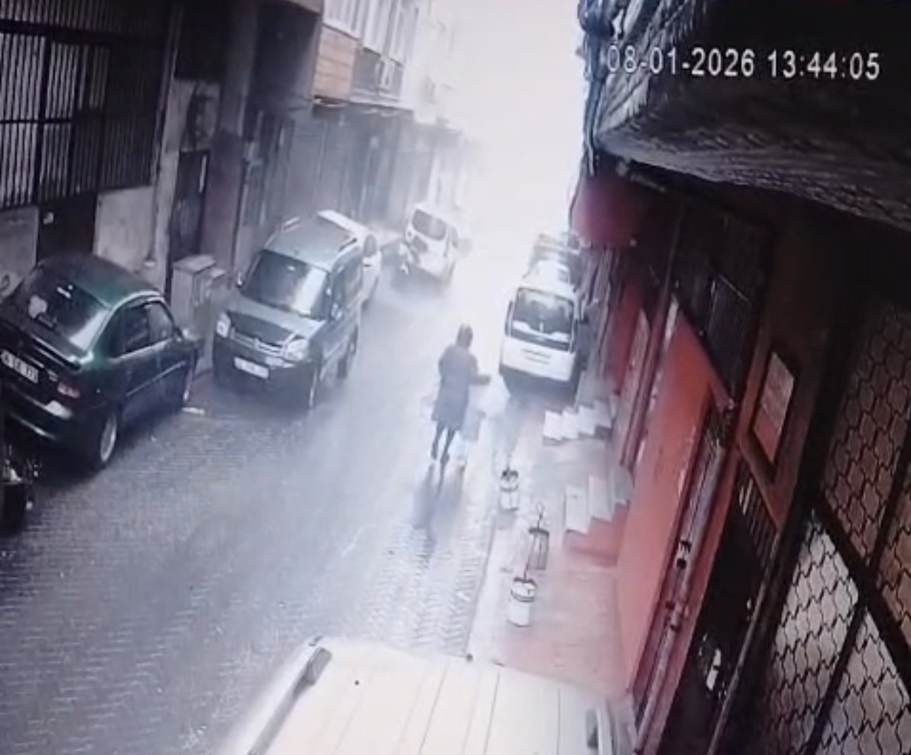 Beyoğlu’nda lodos dehşeti: Uçan çatının altında kalmaktan saniyelerle kurtuldular, o anlar kamerada
