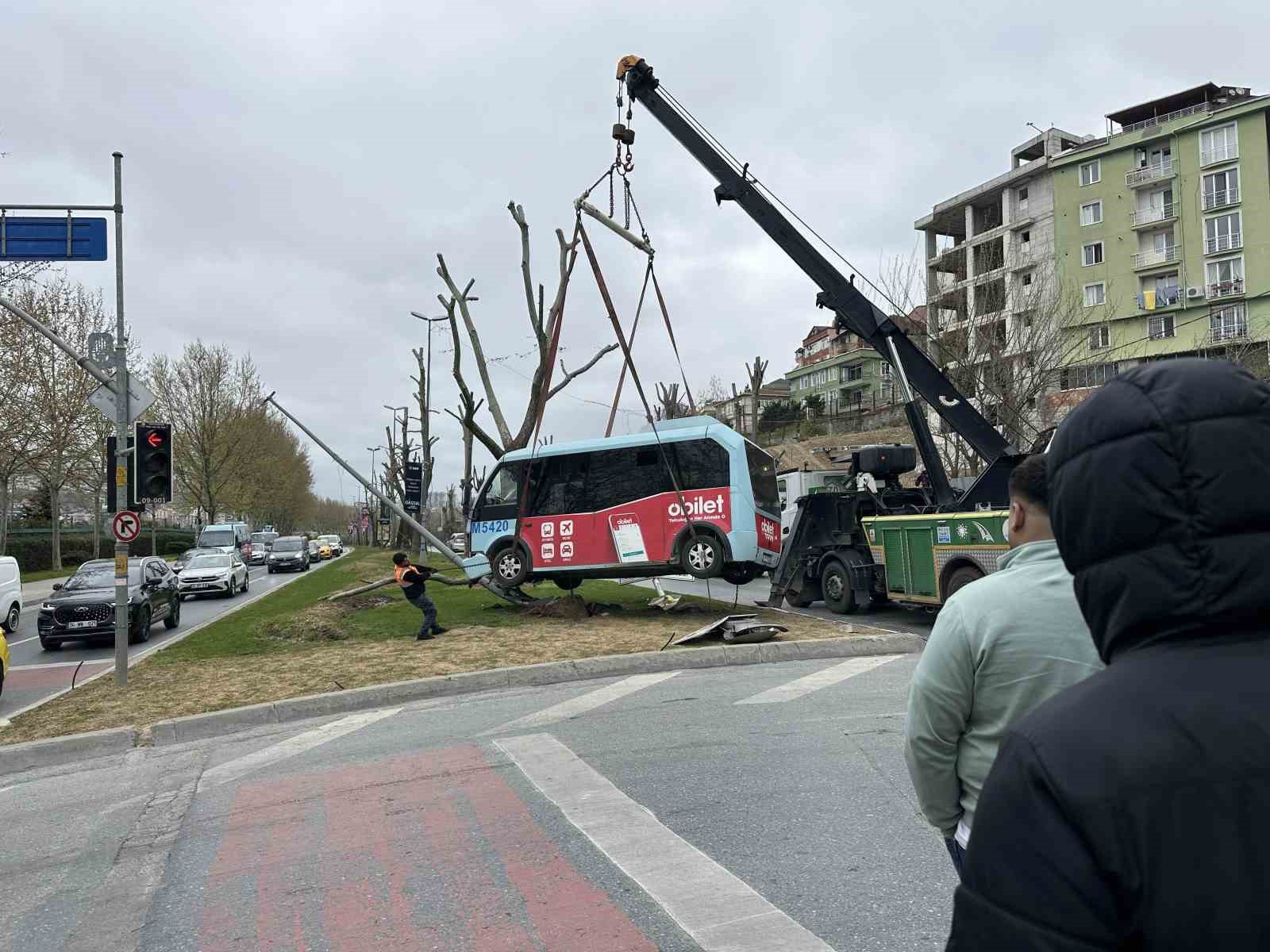 Beyoğlu’nda minibüs ile otomobil çarpıştı: 5 yaralı
