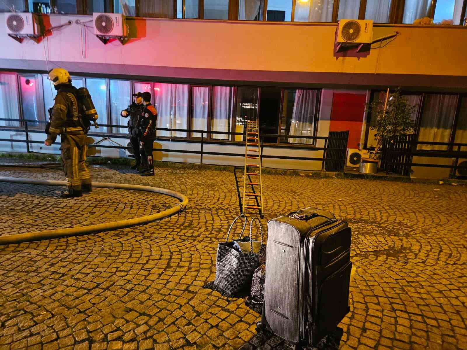 Beyoğlu’nda otelde çıkan yangında mahsur kalan 3 kişi ve bir köpek kurtarıldı
