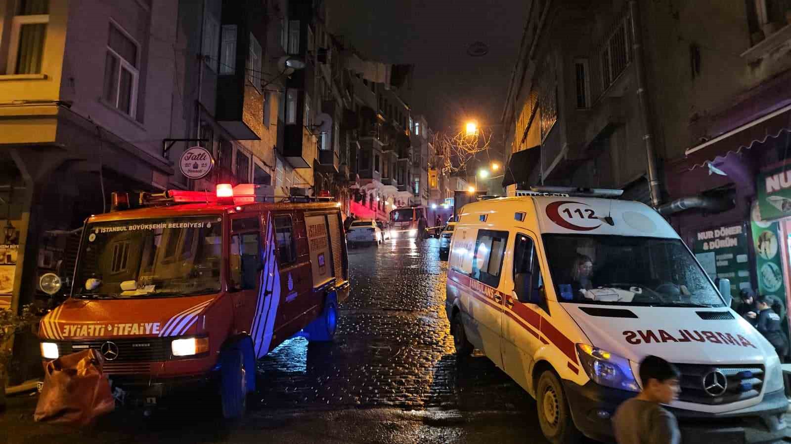Beyoğlu’nda otelde yangın paniği: Mahsur kalan 3 kişi kurtarıldı
