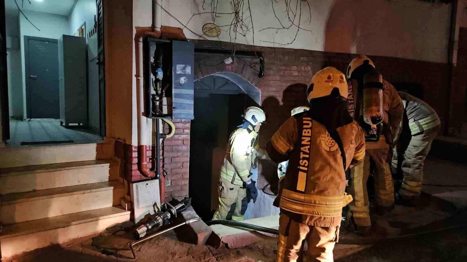 Beyoğlu’nda otelde yangın paniği: Mahsur kalan 3 kişi kurtarıldı
