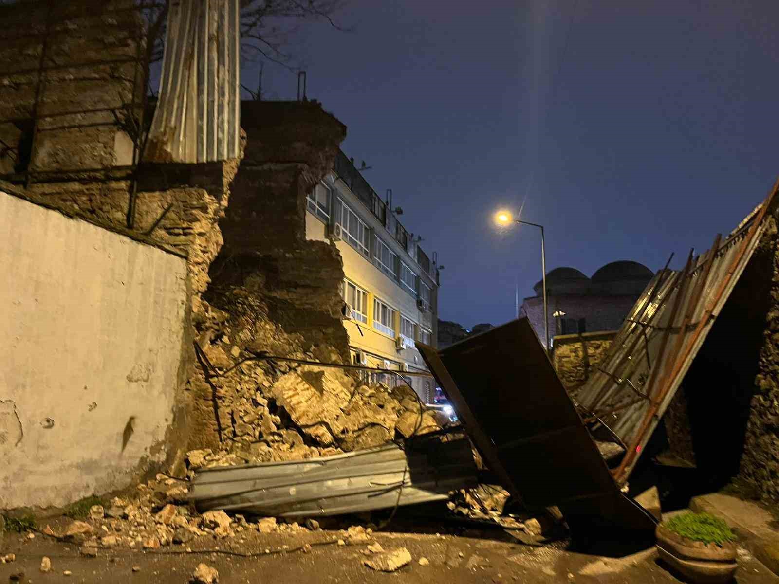 Beyoğlu’nda tarihi metruk binanın duvarı böyle yıkıldı
