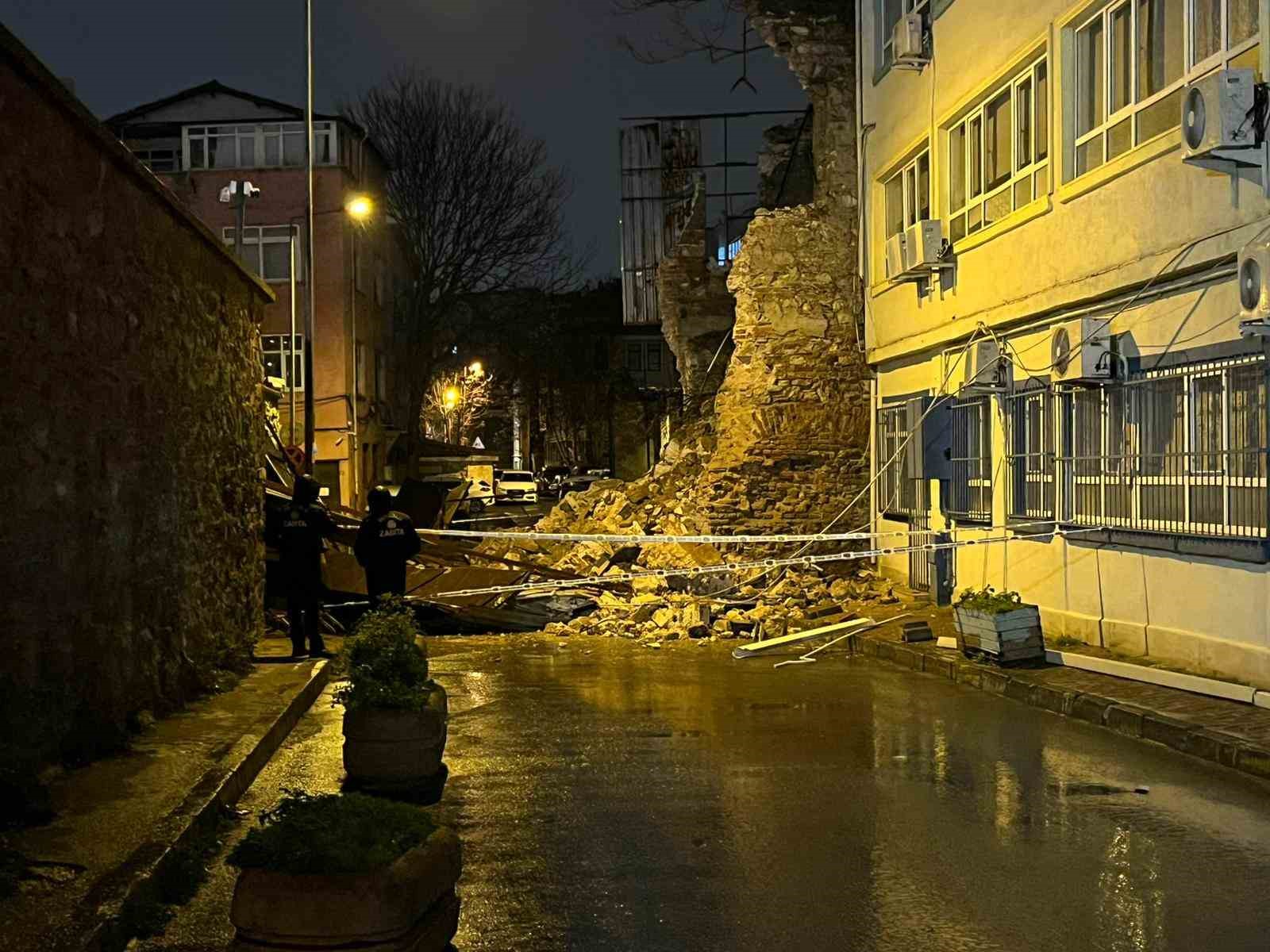 Beyoğlu’nda tarihi metruk binanın duvarı böyle yıkıldı
