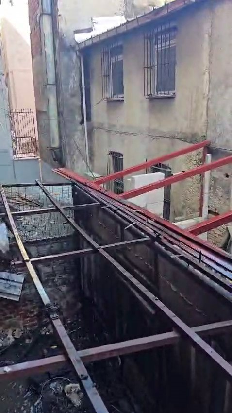 Beyoğlu’nda yangında mahsur kalan 2 kişi itfaiye ekiplerince kurtarıldı
