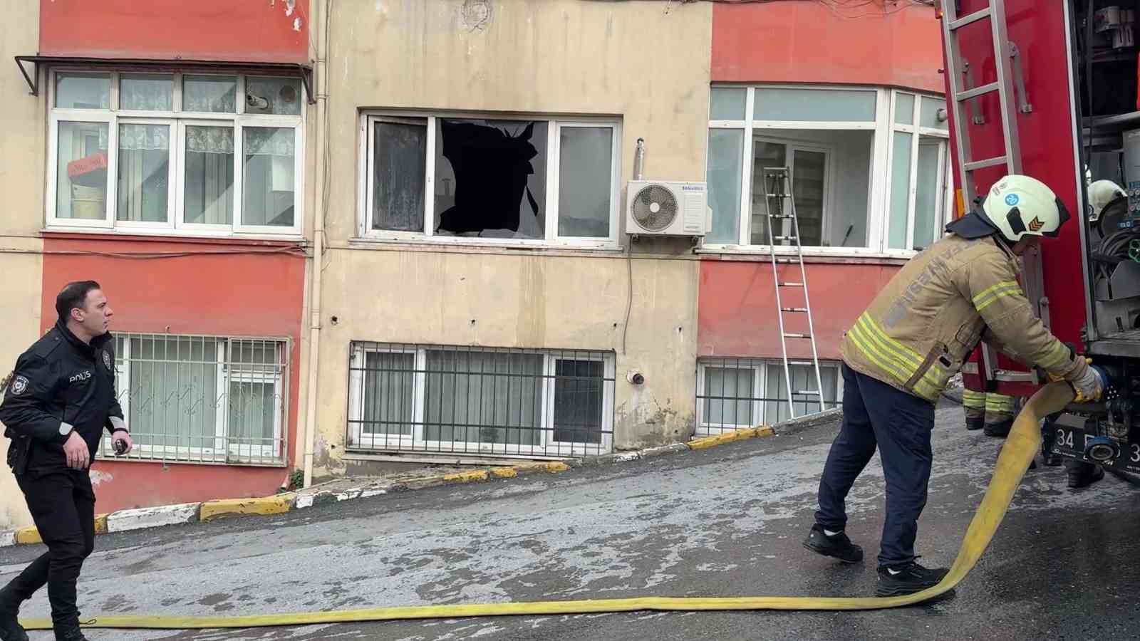 Beyoğlu’nda yangında ölen kedisinin başında sinir krizi geçirdi
