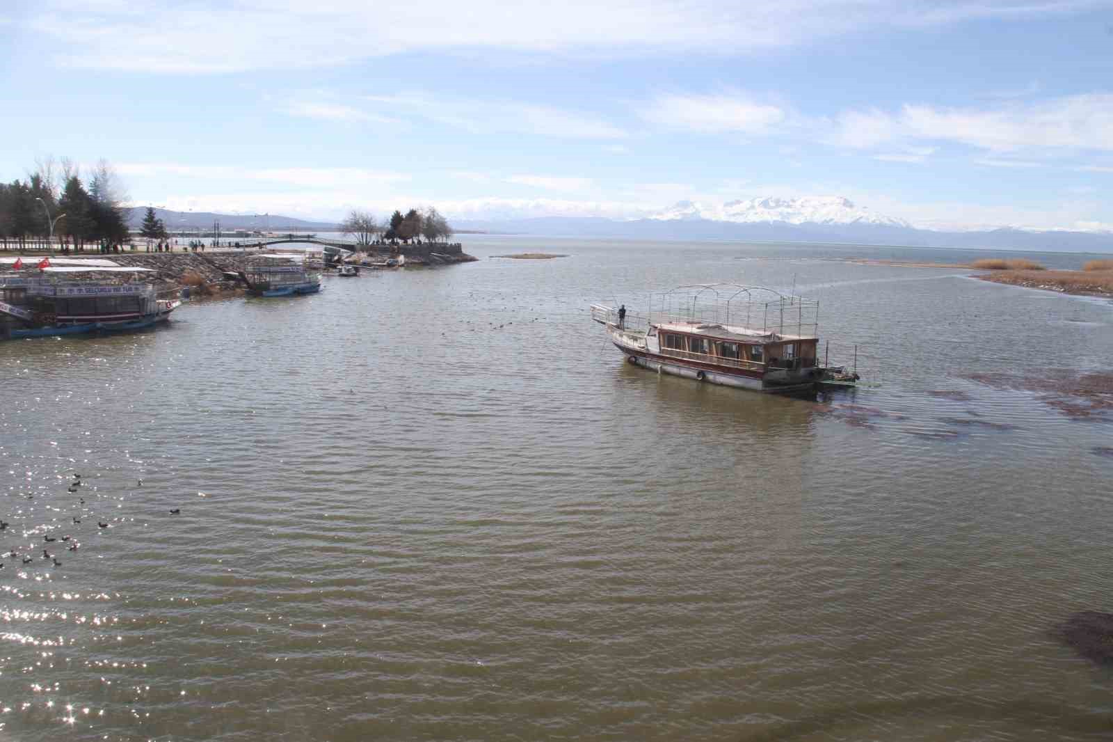 Beyşehir Gölü hafif canlandı, oltalar yeniden tatlı sulara bırakıldı
