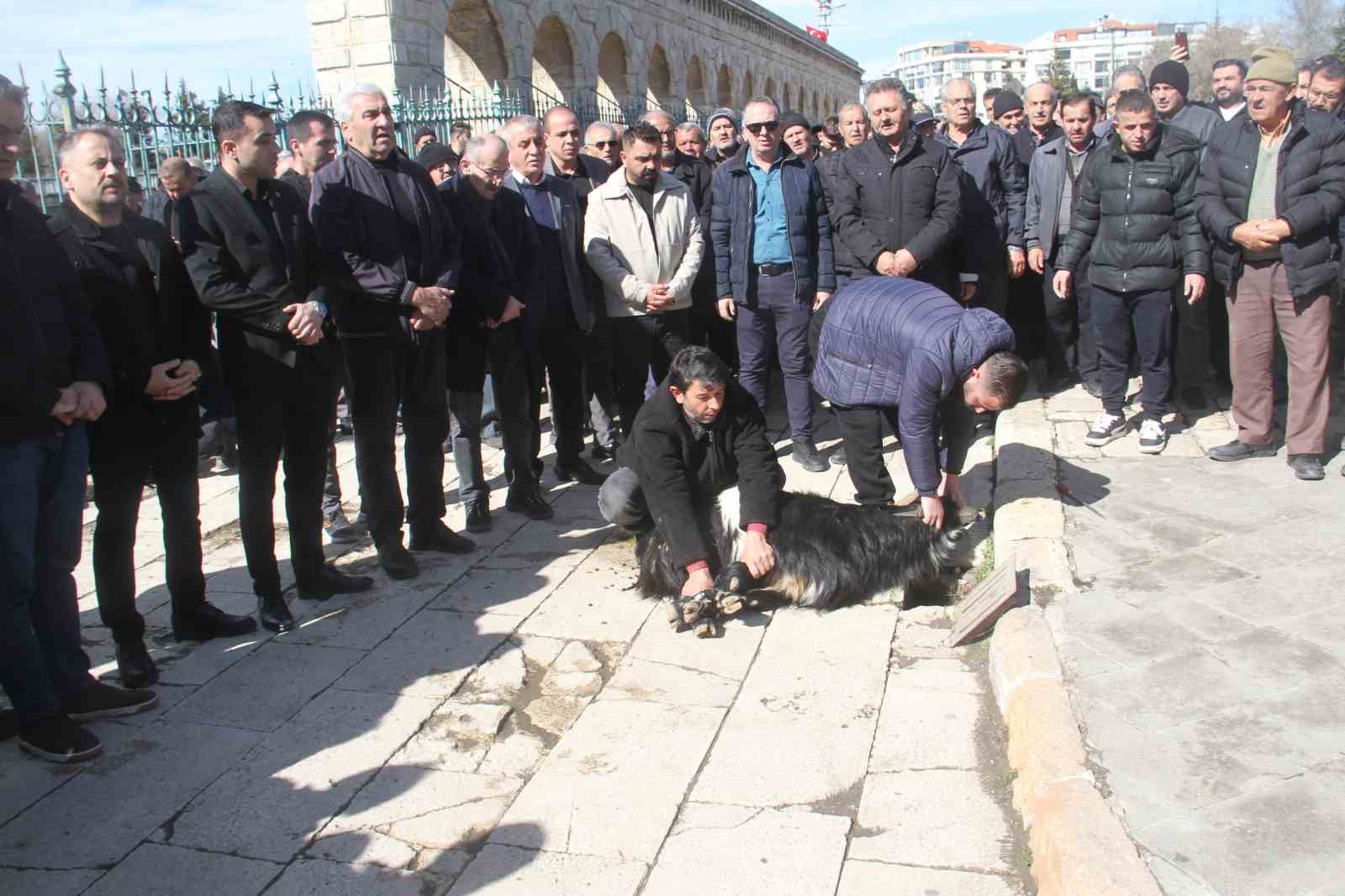 Beyşehir Gölü kıyısında rahmet ve berekete şükür için eller duaya açıldı
