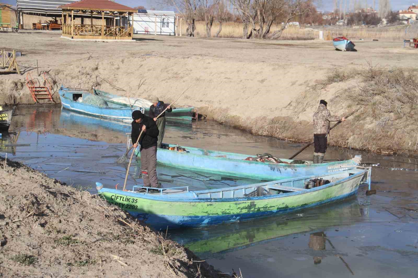 Beyşehir Gölü’nde balıkçıların buzla imtihanı
