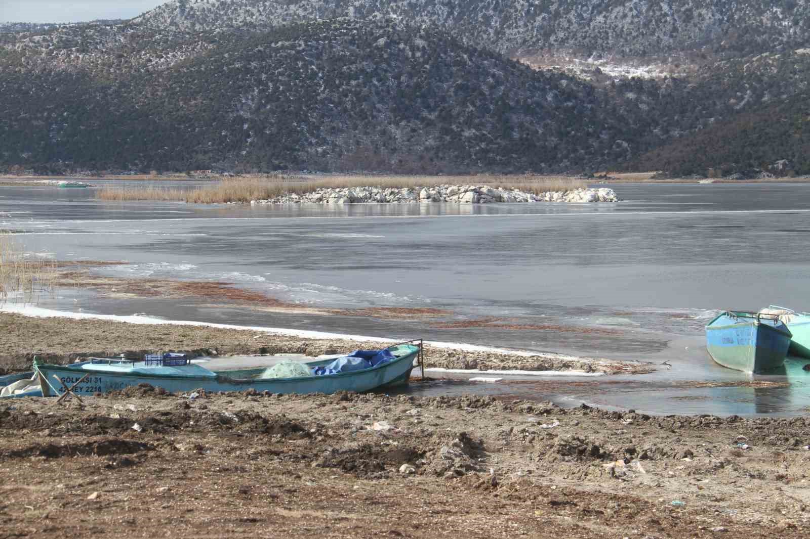Beyşehir Gölü’nde balıkçıların buzla imtihanı

