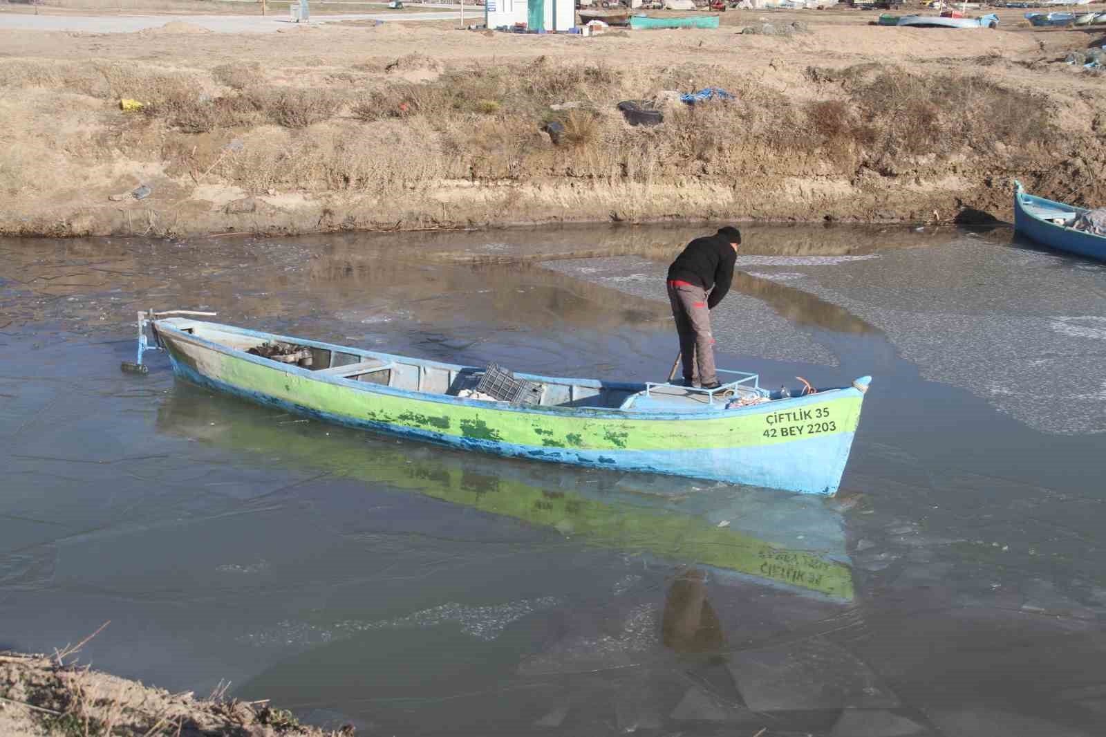 Beyşehir Gölü’nde balıkçıların buzla imtihanı
