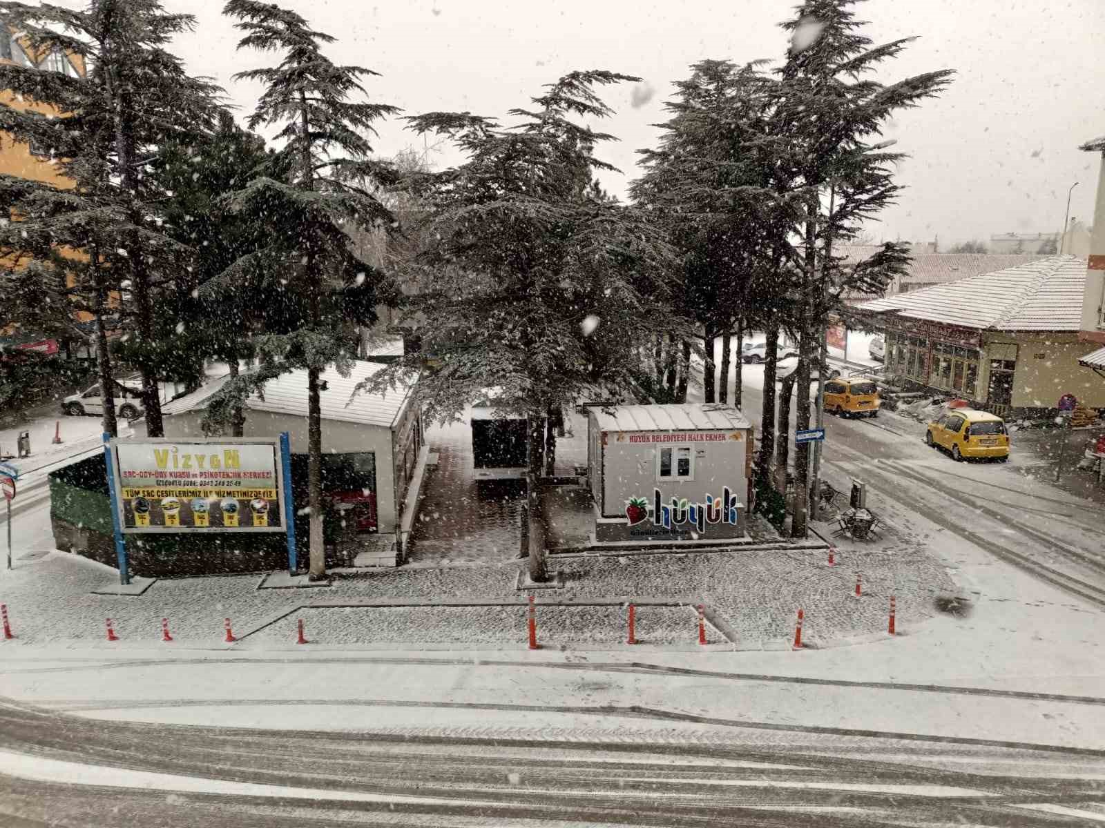 Beyşehir, Hüyük ve Derebucak’ta kar sevinci

