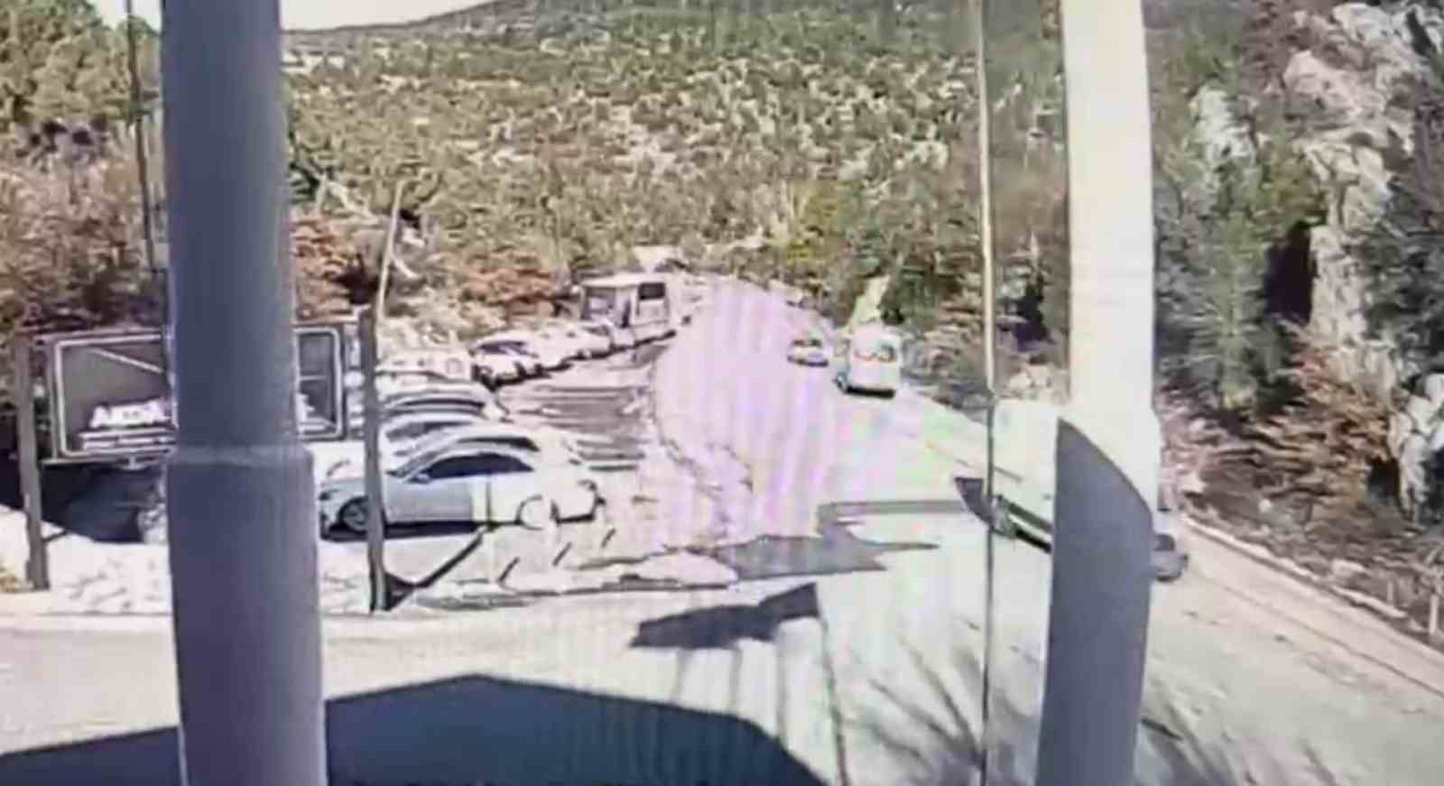 Beyşehir’de bir anlık kontrol kaybı can aldı kaza anı kamerada
Beyşehir’de bir anlık kontrol kaybı can aldı kaza anı kamerada