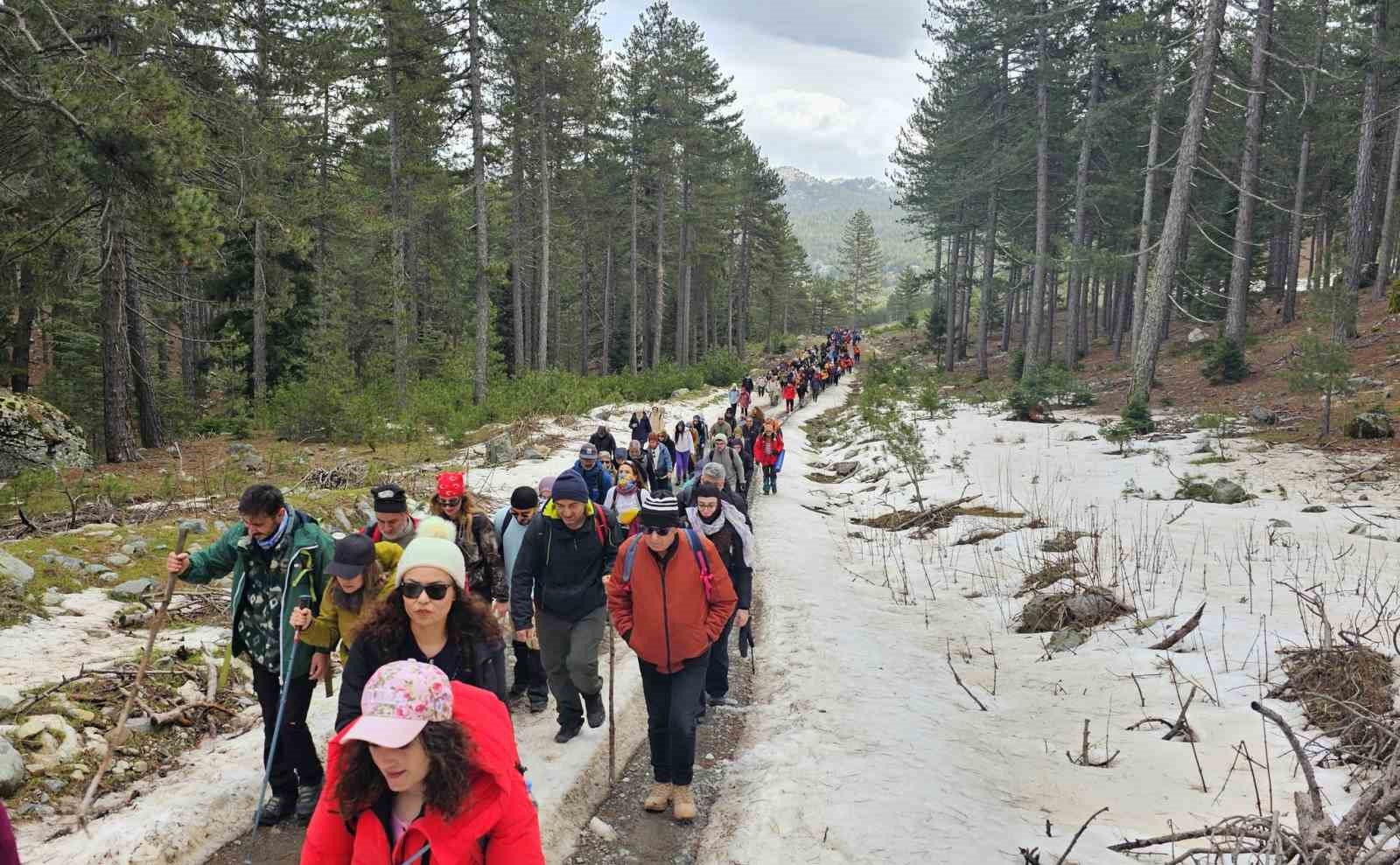 Beyşehir’de karda doğa yürüyüşü coşkusu
