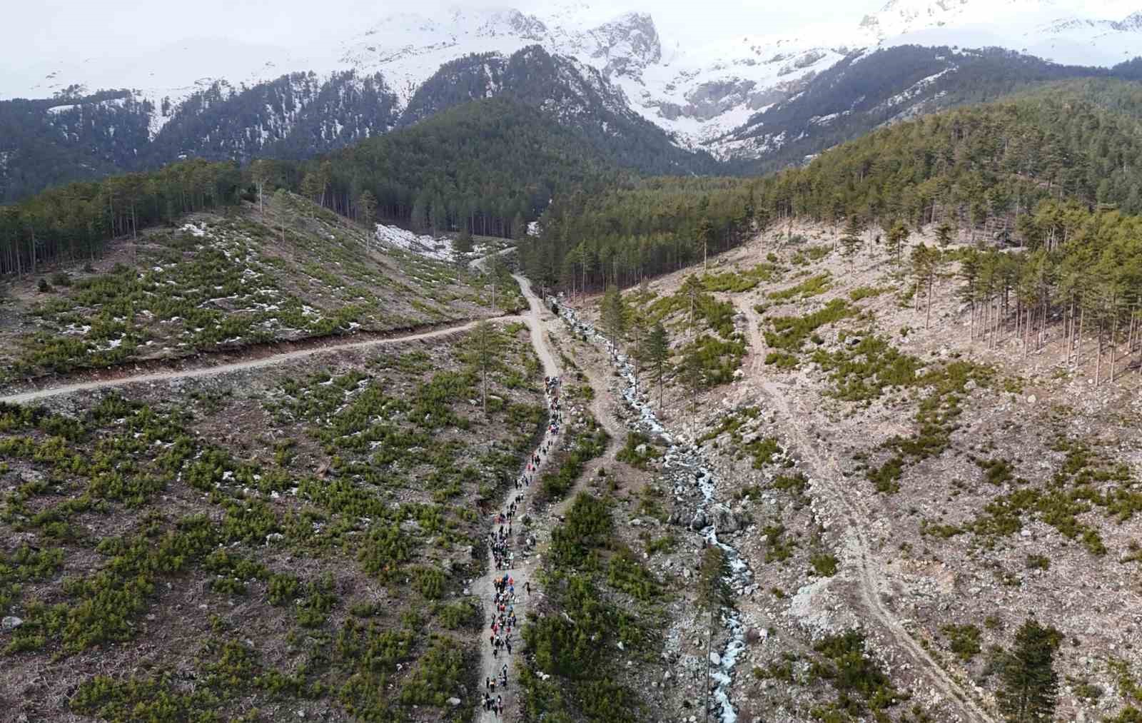 Beyşehir’de karda doğa yürüyüşü coşkusu
