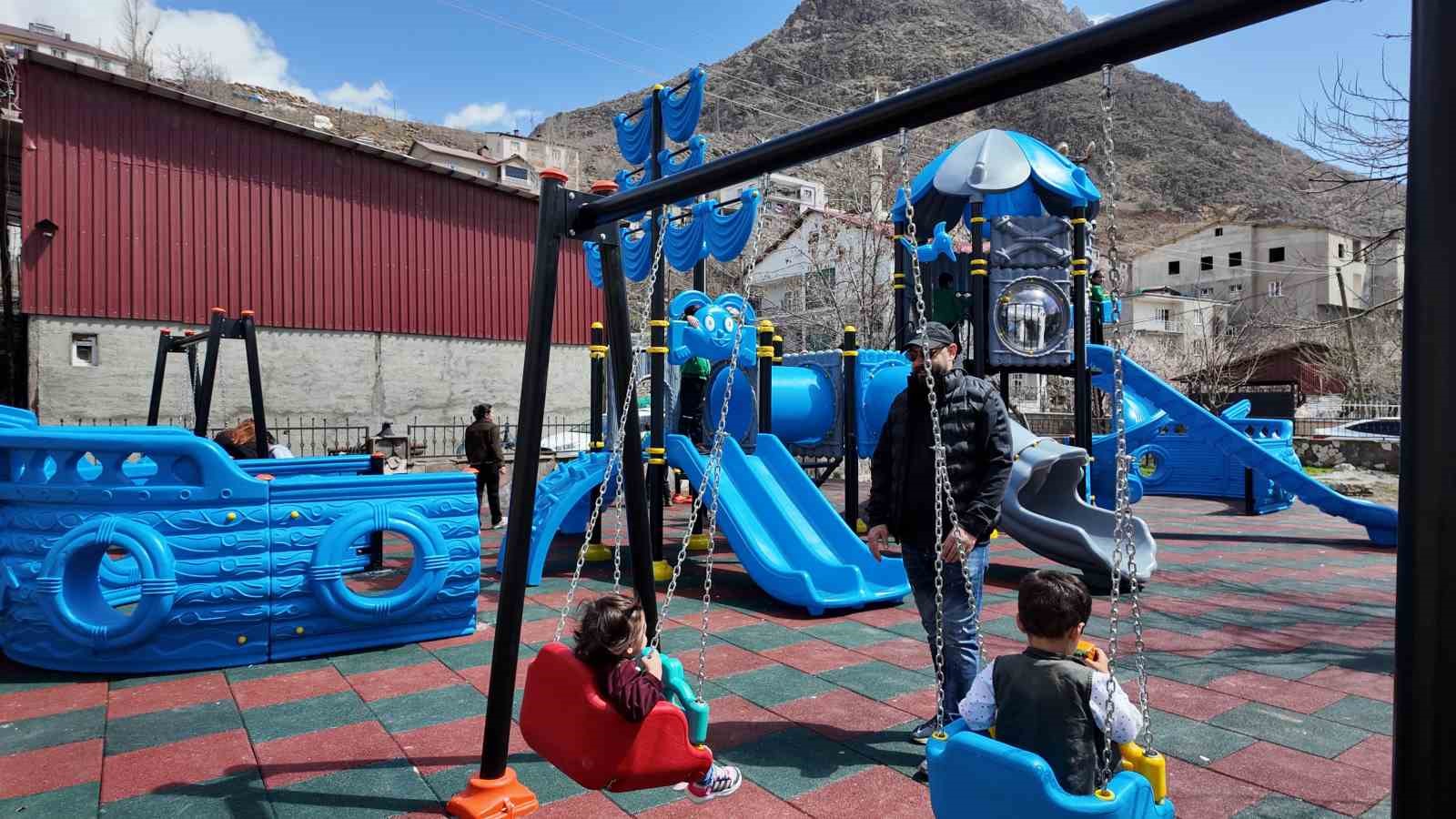 Beytüşşebap Kaymakamı Taşkıran, çocuklar için oyun parkı kurdu
