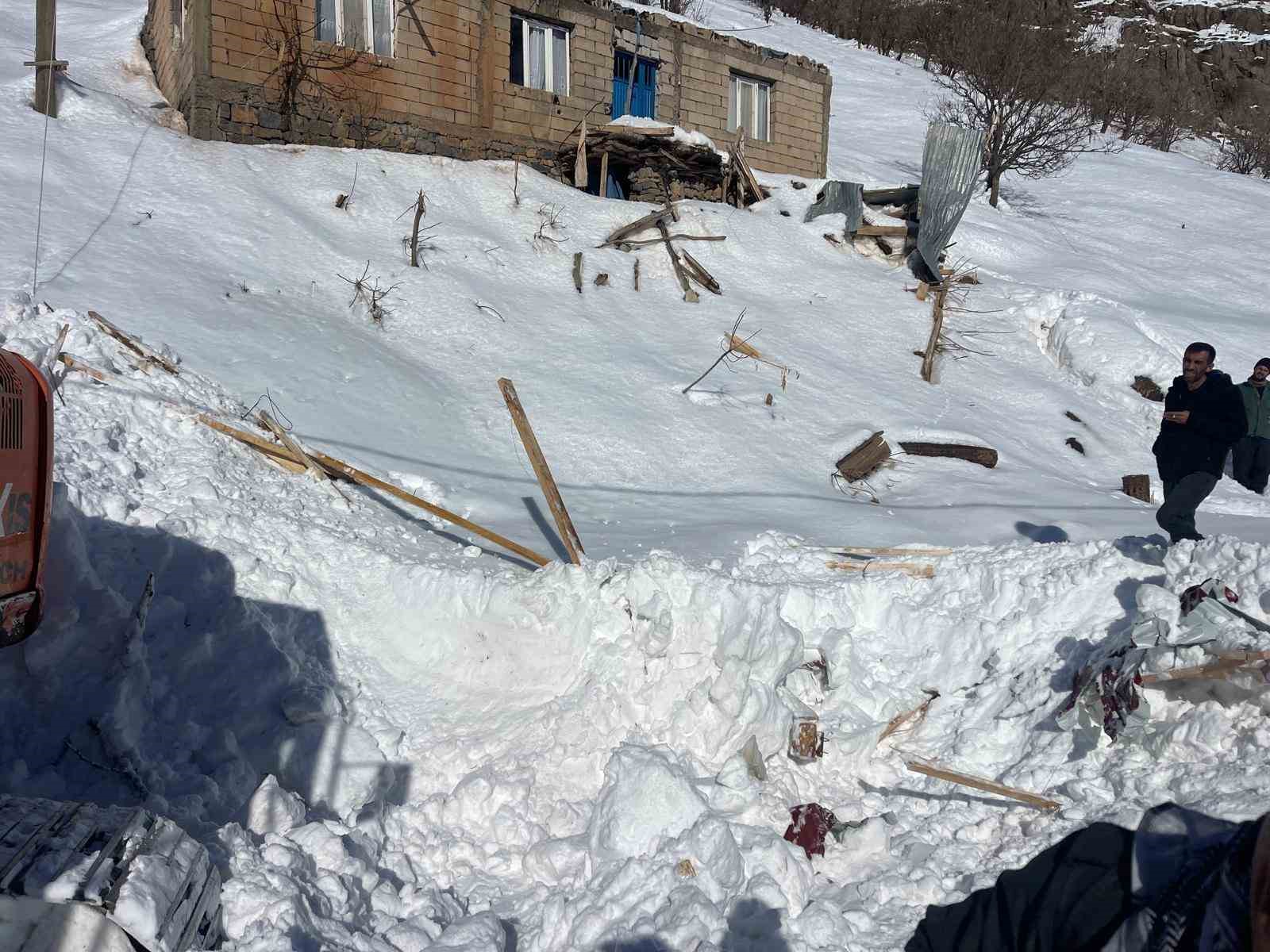 Beytüşşebap’ta çığ altında kalan ev ve araba çıkartıldı
