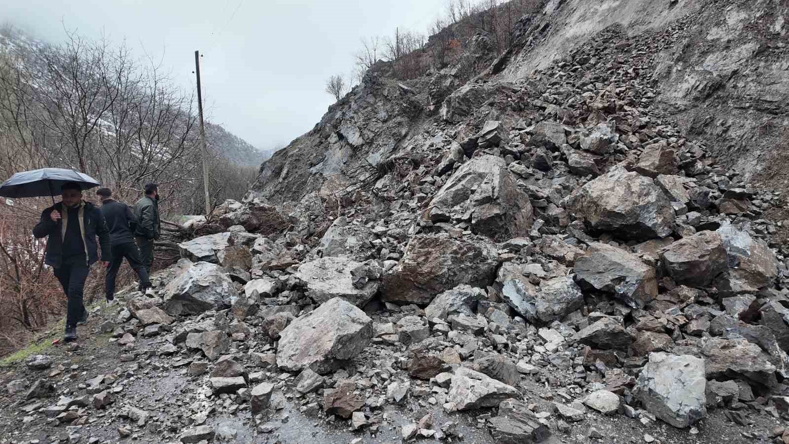 Beytüşşebap’ta heyelan nedeniyle 11 yerin yolu ulaşıma kapandı
