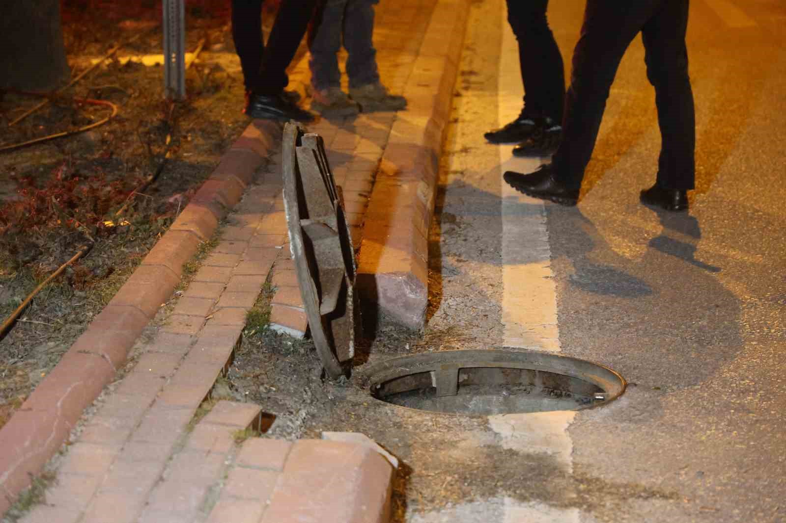 Biber gazıyla kuyumcuya giren maskeli 3 kişi, imitasyon bilezikleri çaldı
