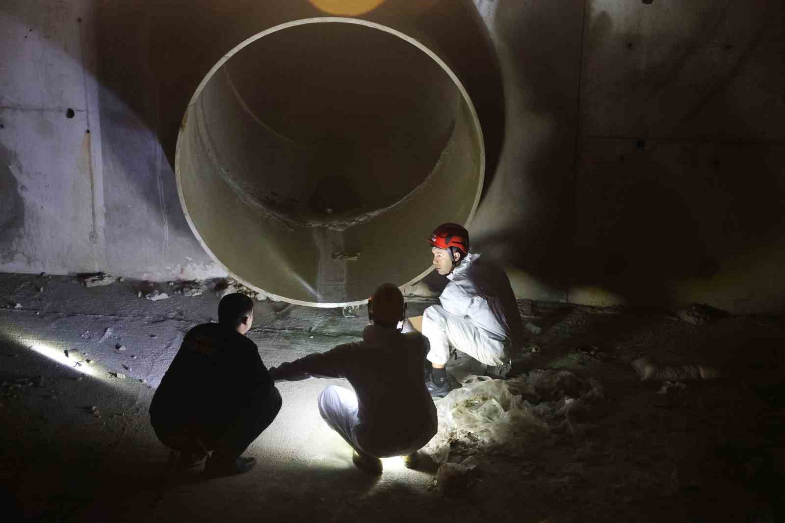 Biber gazıyla kuyumcuya giren maskeli 3 kişi, imitasyon bilezikleri çaldı
