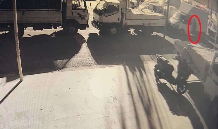 Biber yüklü kamyoneti çaldılar, biberleri satıp parasını harcayamadan yakalandılar
