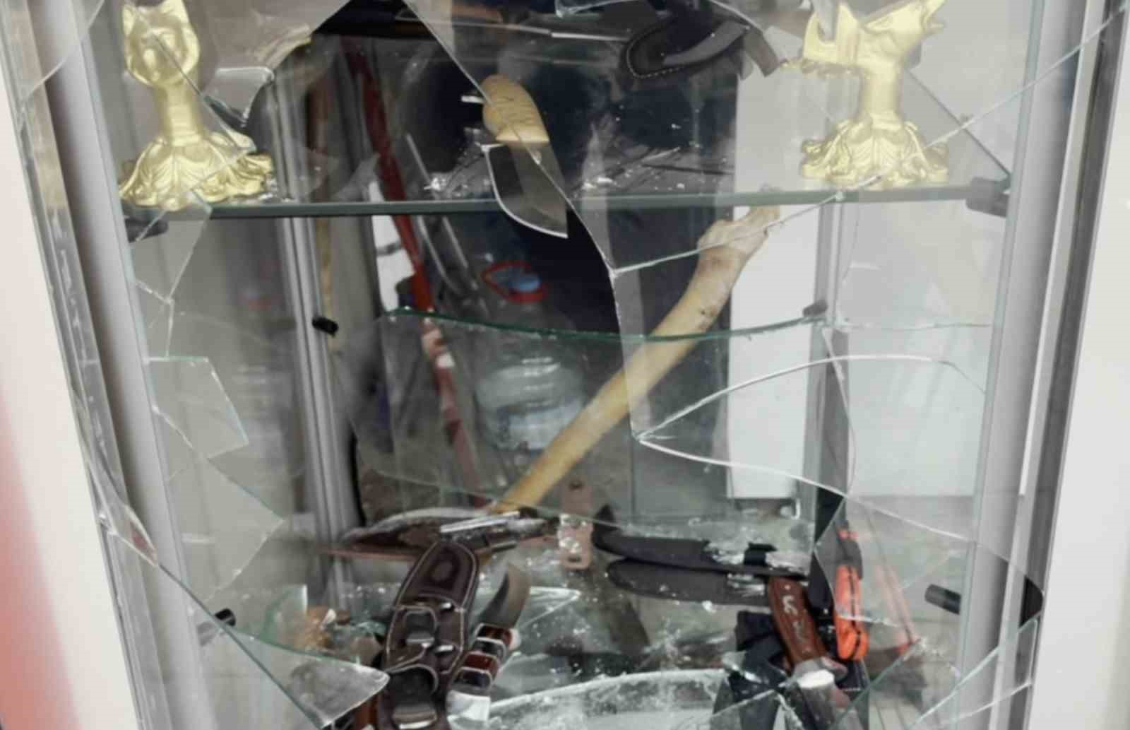 Bıçakçı dükkanının camı kırılıp binlerce liralık bıçak çalındı
