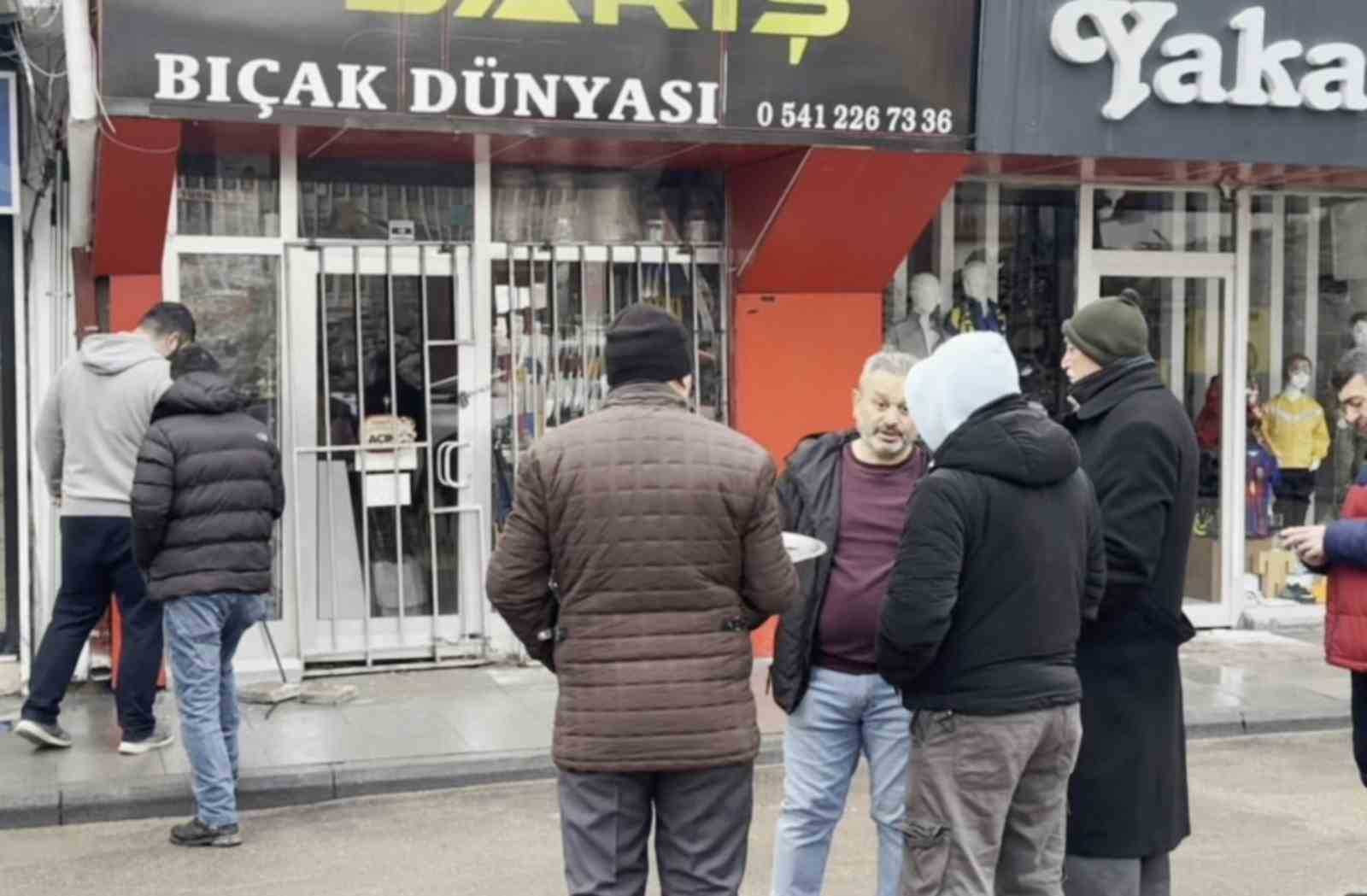 Bıçakçı dükkanının camı kırılıp binlerce liralık bıçak çalındı
