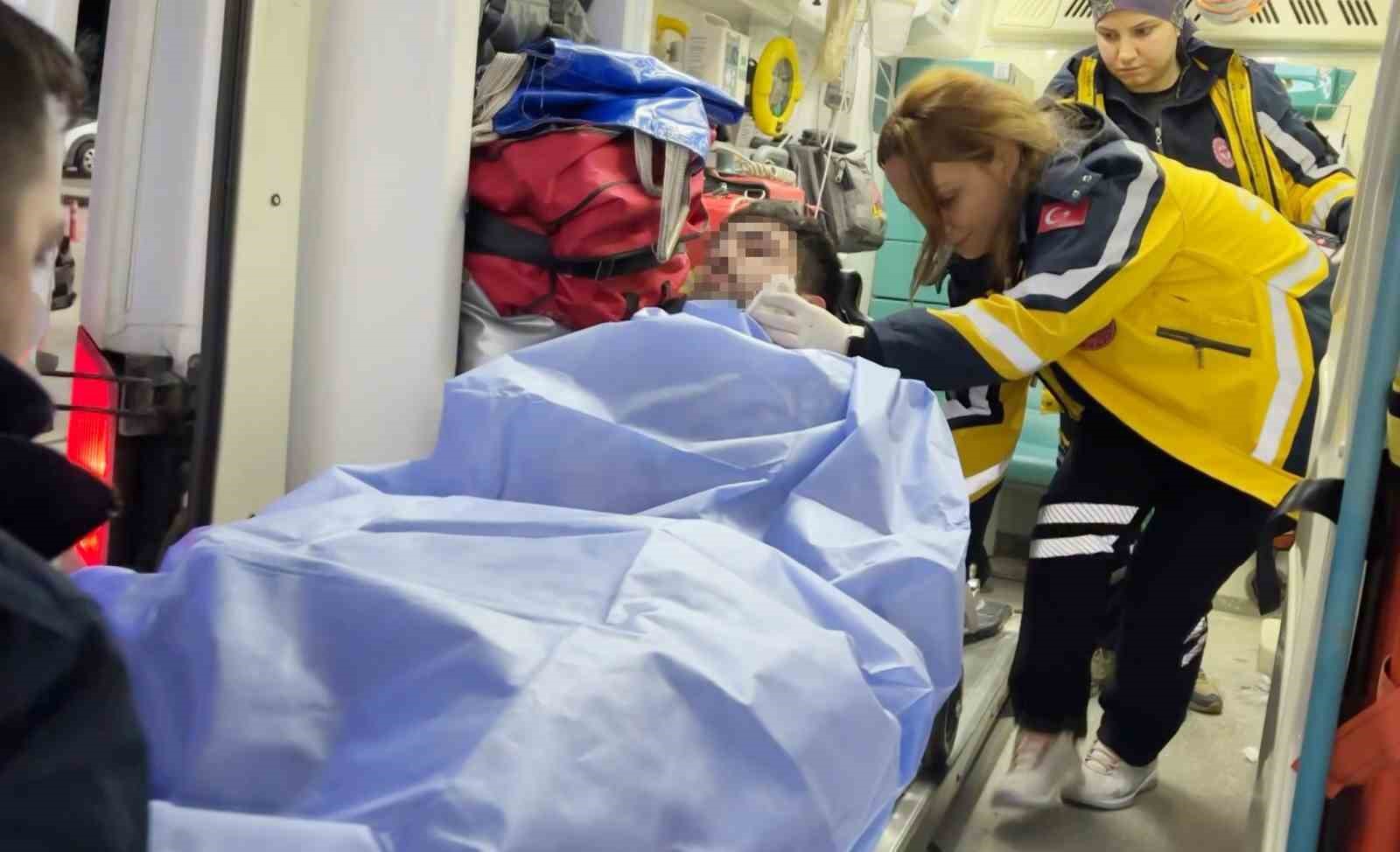 Bıçaklanarak yaralandılar, sedyeden atlayıp gazetecilere saldırdılar: O anlar kamerada
