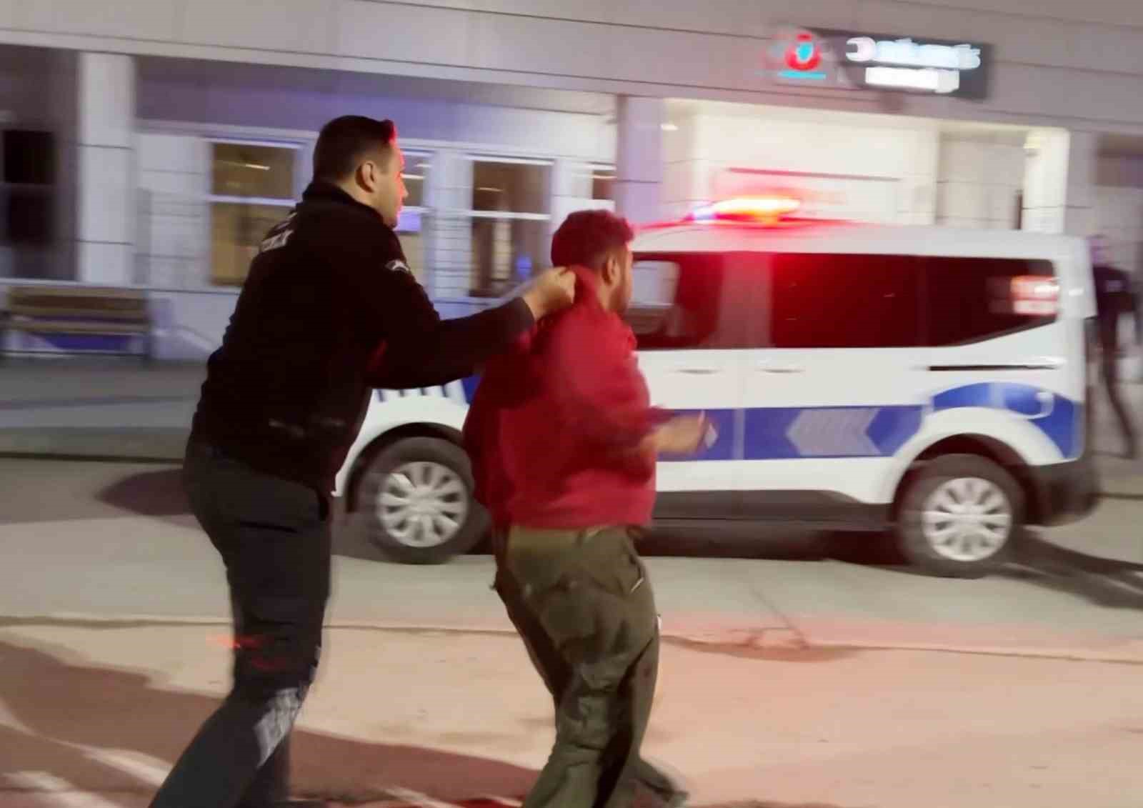 Bıçaklanarak yaralandılar, sedyeden atlayıp gazetecilere saldırdılar: O anlar kamerada
