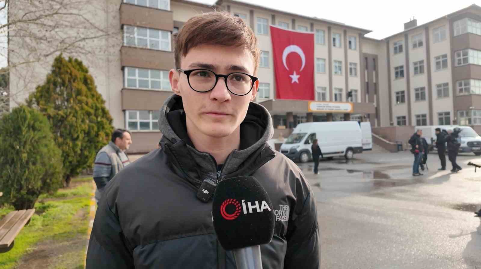 Bıçaklı saldırıda görgü tanığı dehşet anlarını anlattı: "Hoca koridora çıkınca yanında durduk ama elimizden bir şey gelmedi"
Bıçaklı saldırıda görgü tanığı dehşet anlarını anlattı: "Hoca koridora çıkınca yanında durduk ama elimizden bir şey gelmedi"