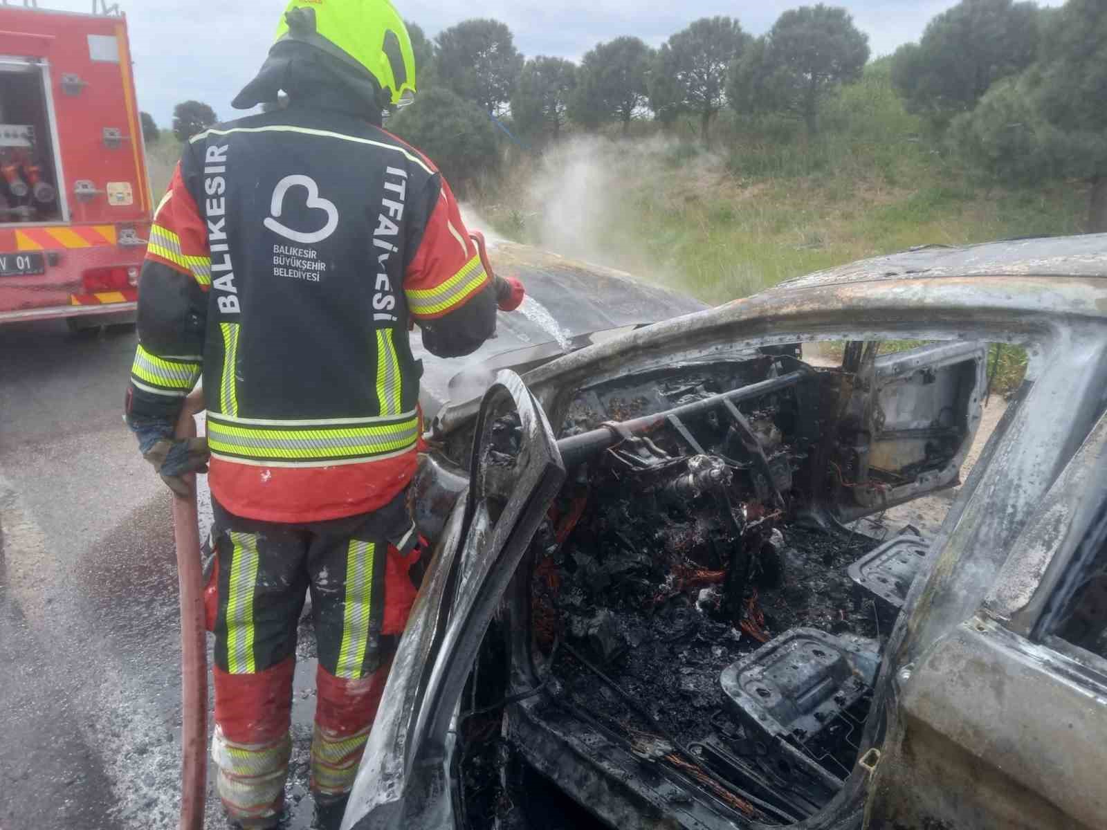 Biga-bandırma karayolunda çıkan araç yangını söndürüldü
