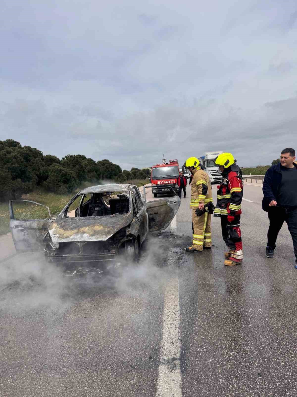 Biga-bandırma karayolunda çıkan araç yangını söndürüldü
