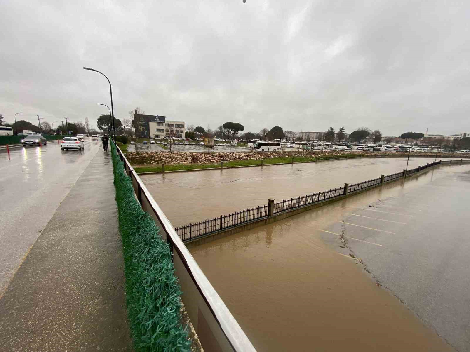 Biga’da Kocabaş Çayı yağış nedeniyle taştı
