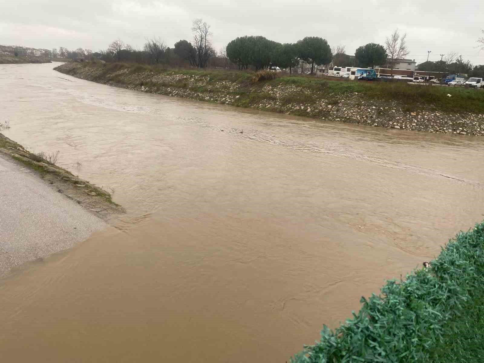 Biga’da Kocabaş Çayı yağış nedeniyle taştı
