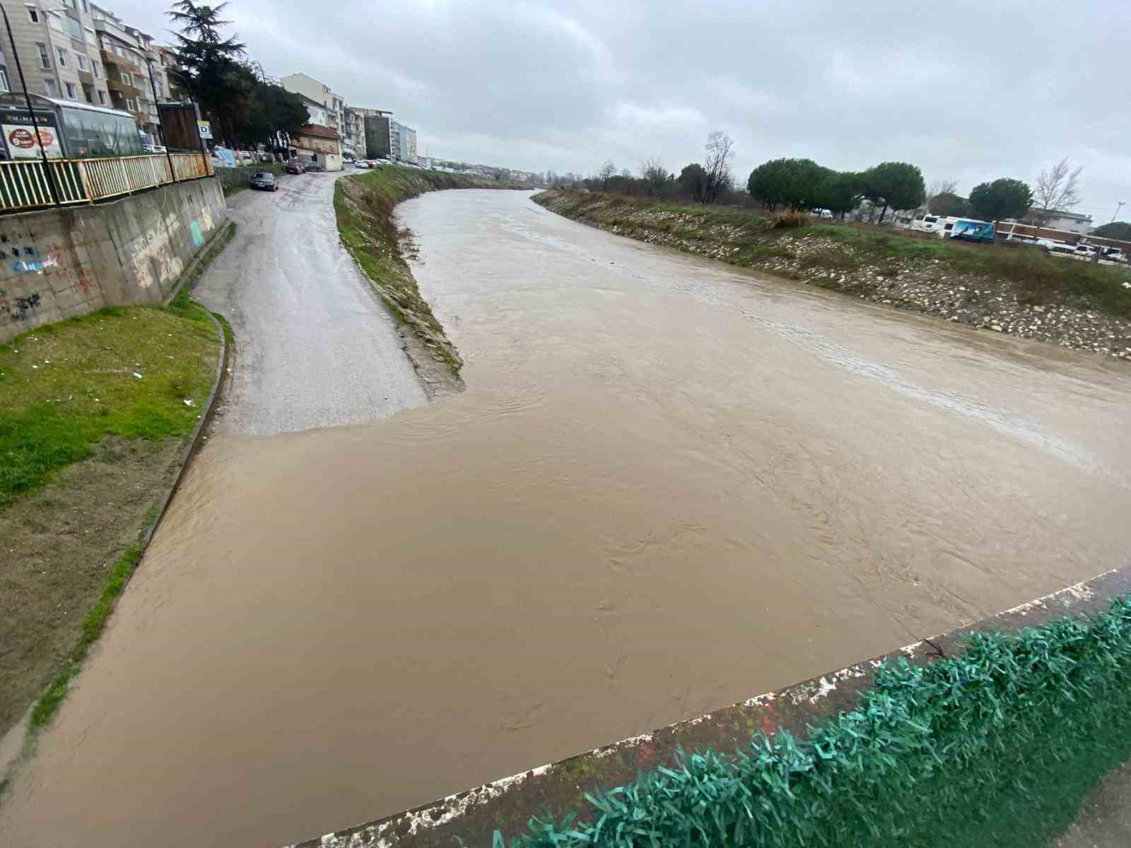 Biga’da Kocabaş Çayı yağış nedeniyle taştı
