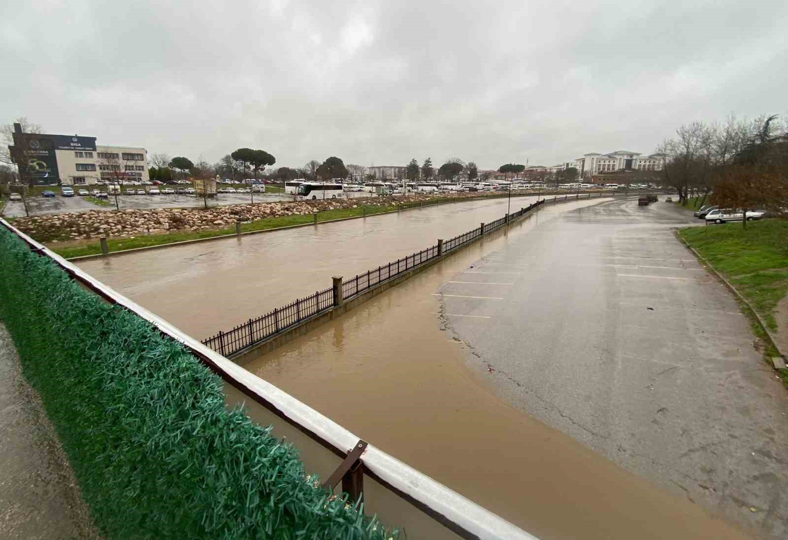 Biga’da Kocabaş Çayı yağış nedeniyle taştı
