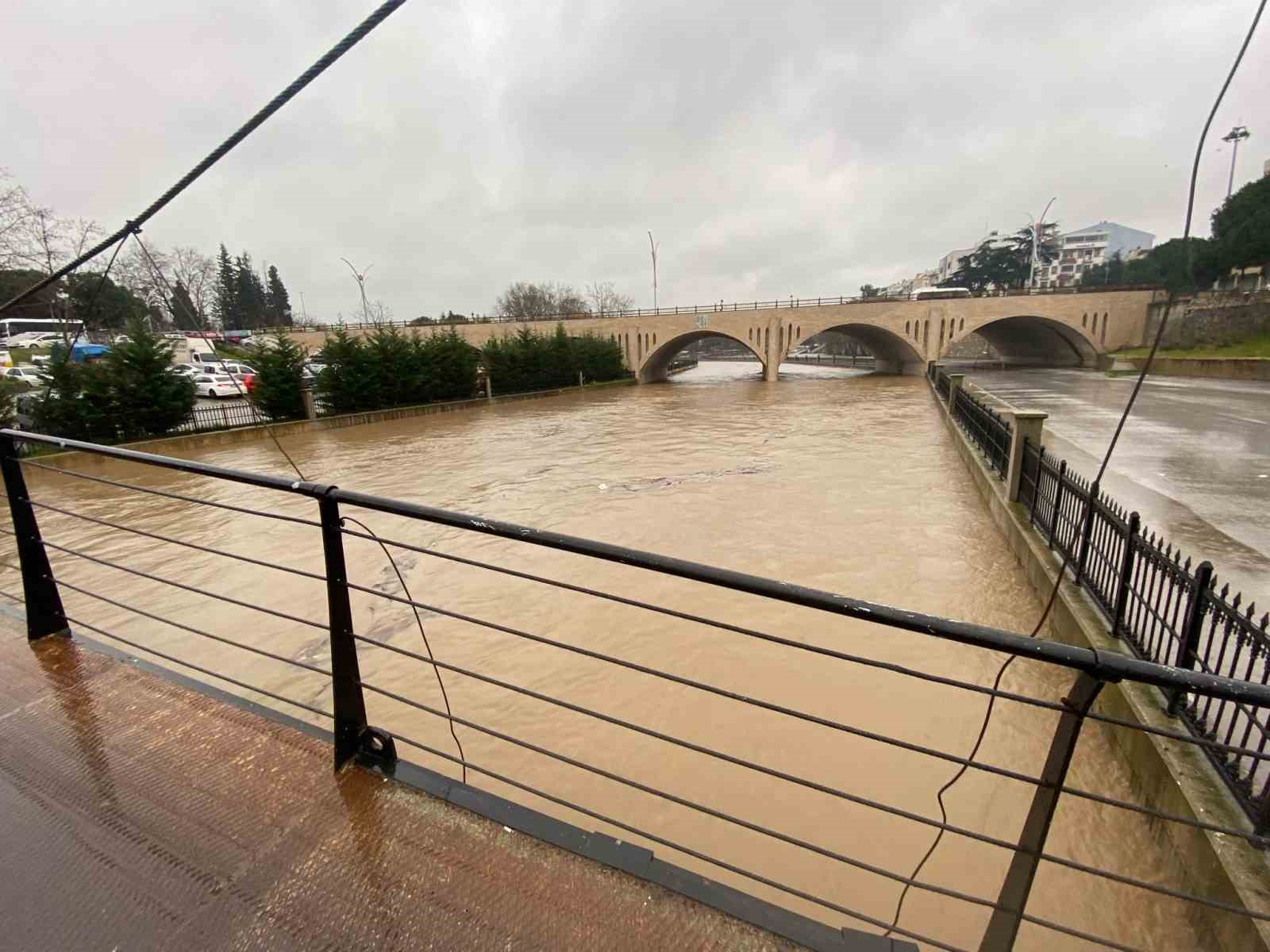 Biga’da Kocabaş Çayı yağış nedeniyle taştı
